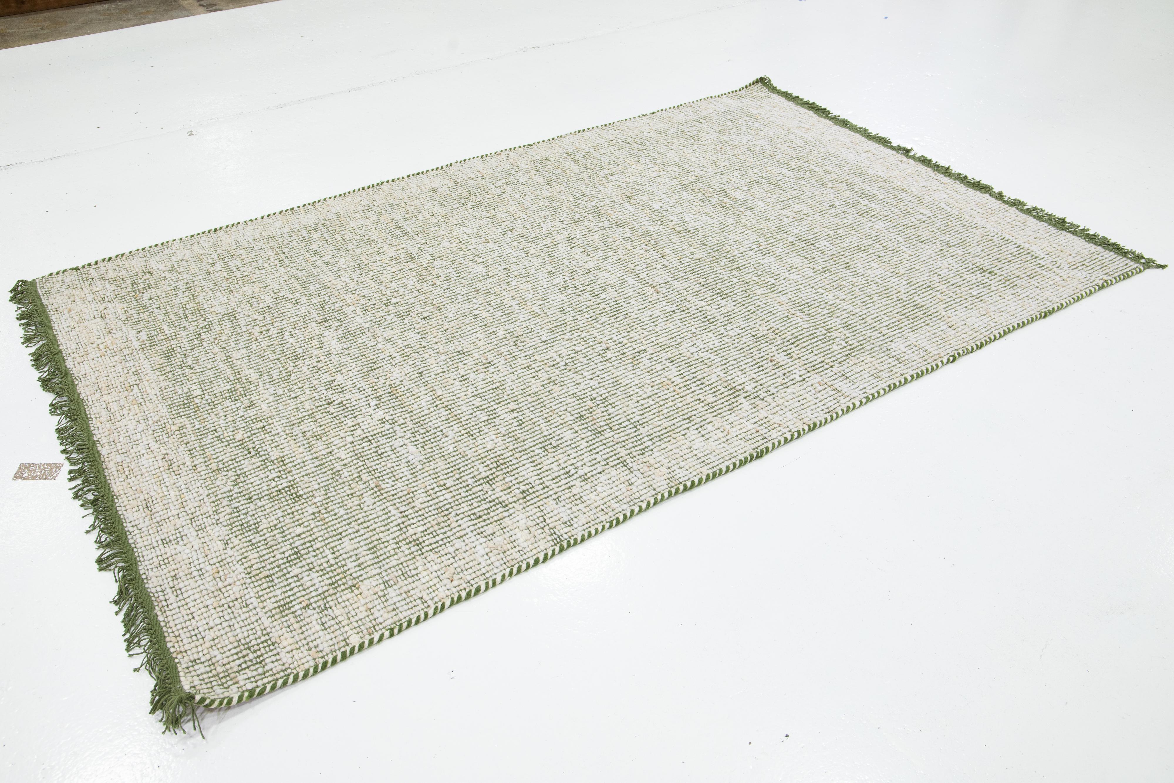 Contemporary Felted Handmade Wool Rug In Green and Ivory von Apadana (Indisch) im Angebot