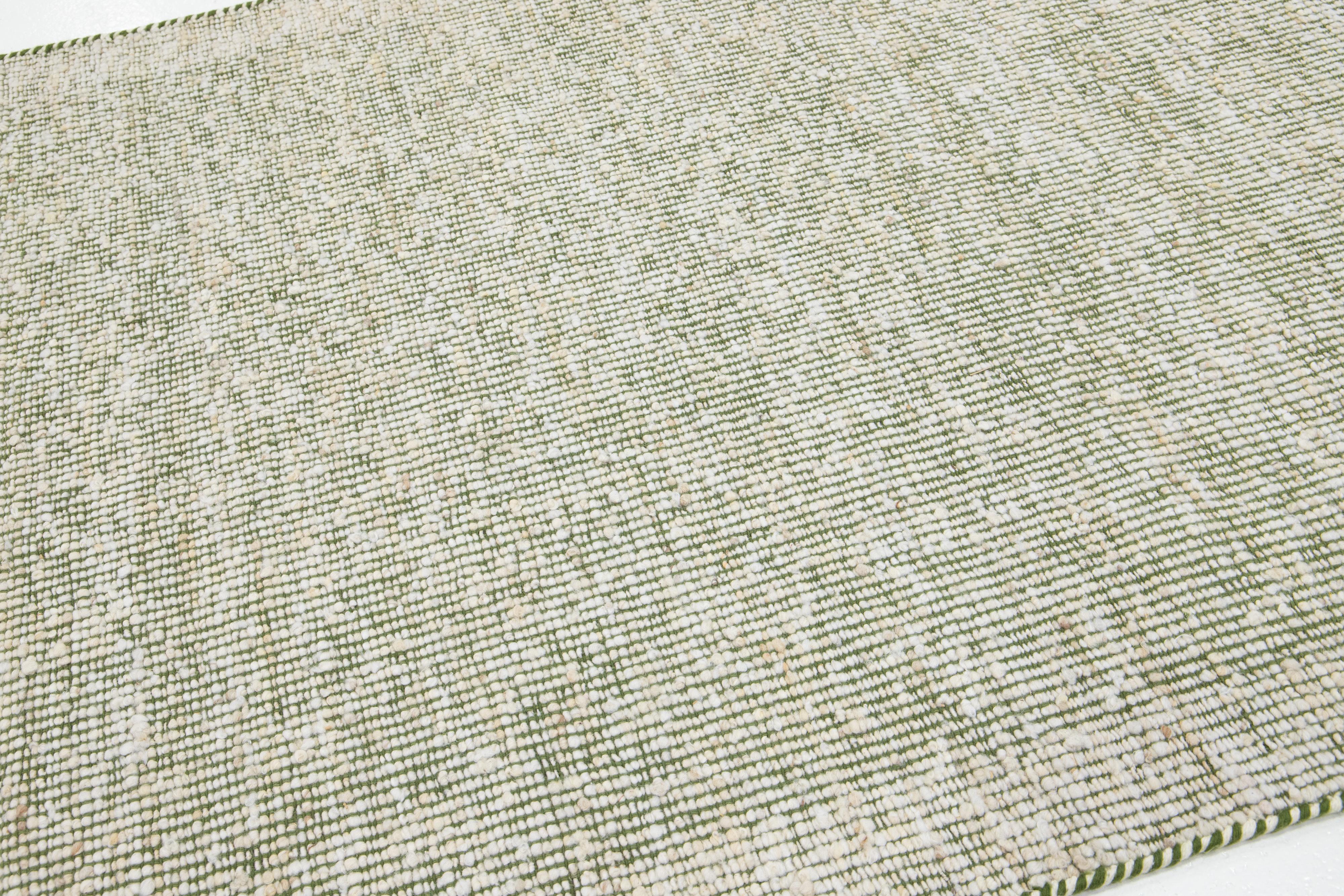 Contemporary Felted Handmade Wool Rug In Green and Ivory von Apadana (Handgewebt) im Angebot