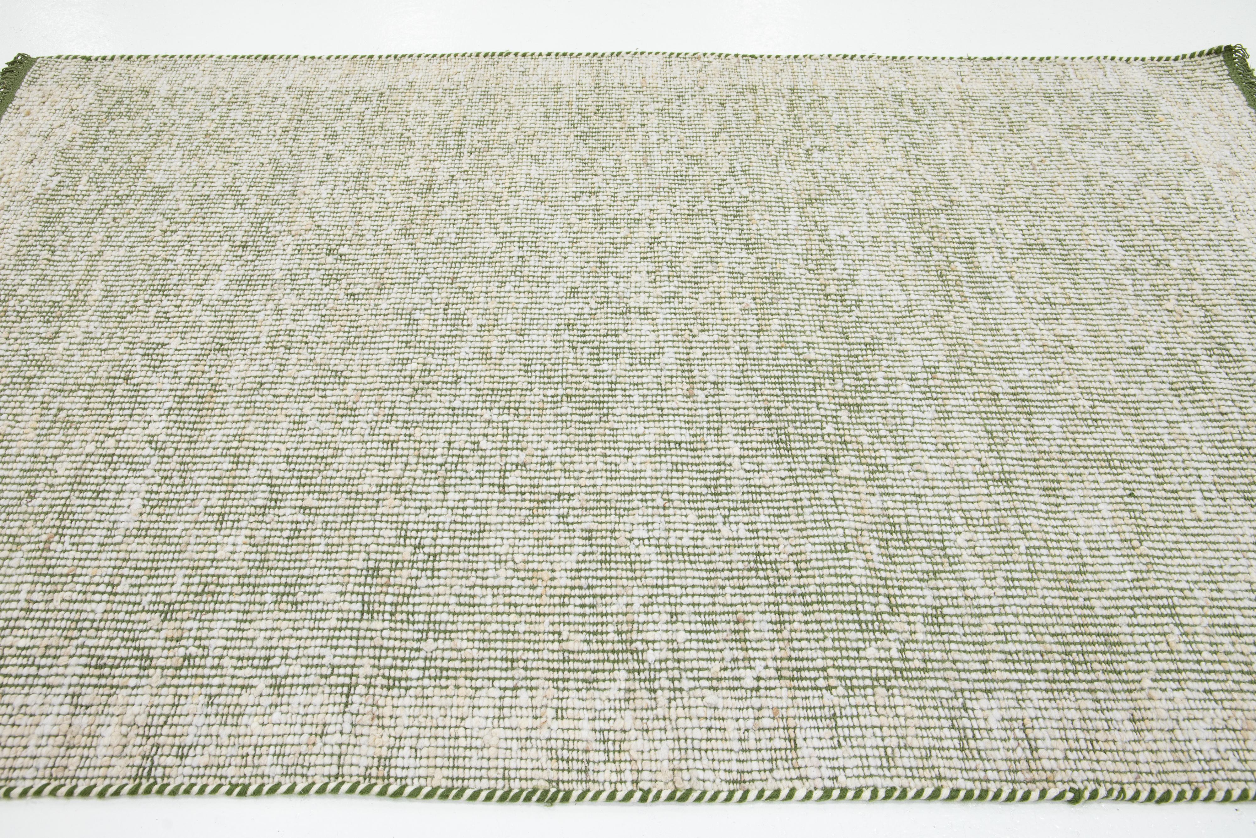 Contemporary Felted Handmade Wool Rug In Green and Ivory von Apadana im Zustand „Neu“ im Angebot in Norwalk, CT