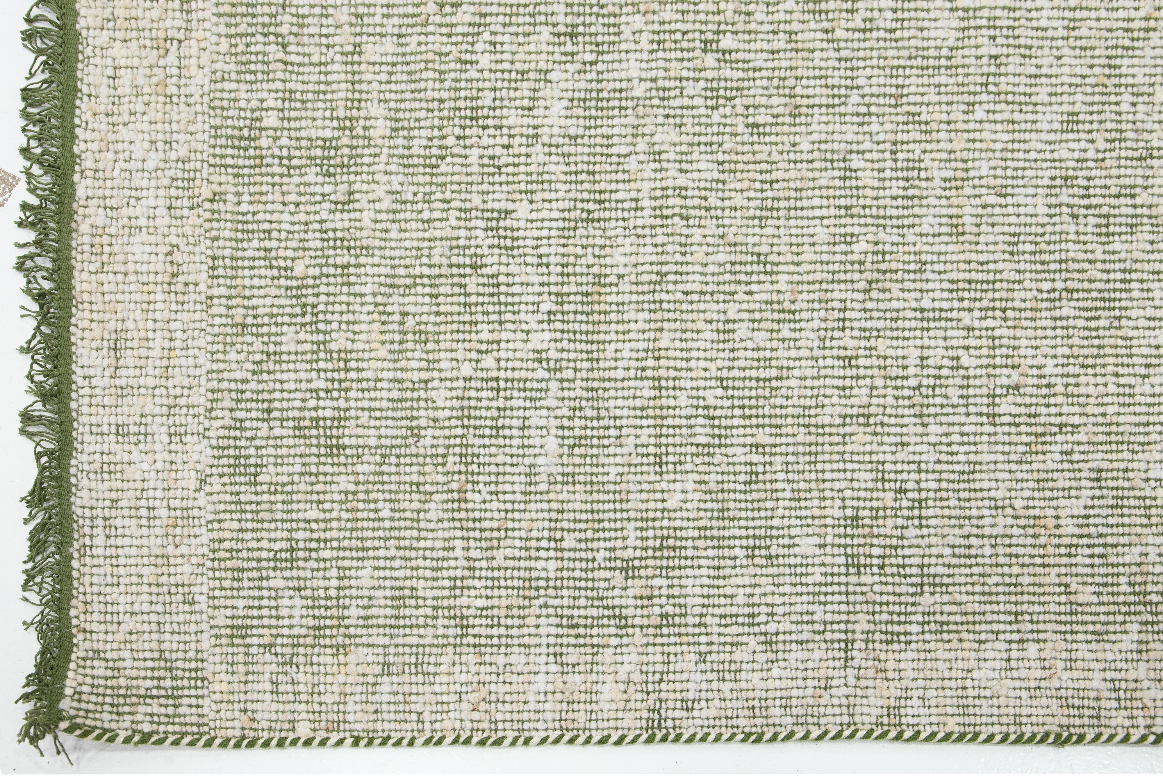 Contemporary Felted Handmade Wool Rug In Green and Ivory von Apadana (21. Jahrhundert und zeitgenössisch) im Angebot