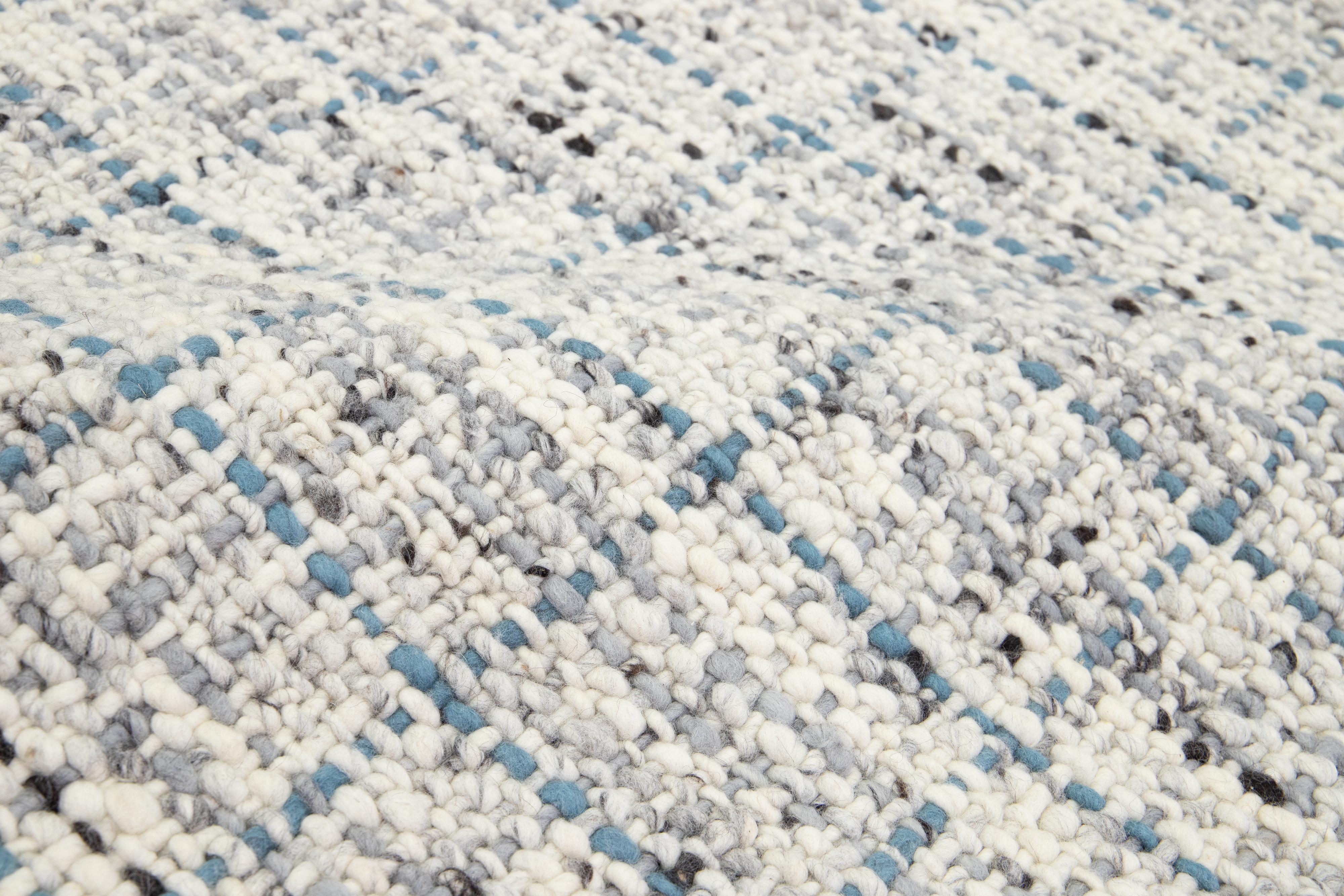 Contemporary Handmade Filzteppich aus Wolle in Elfenbein und Blau von Apadana im Angebot 3
