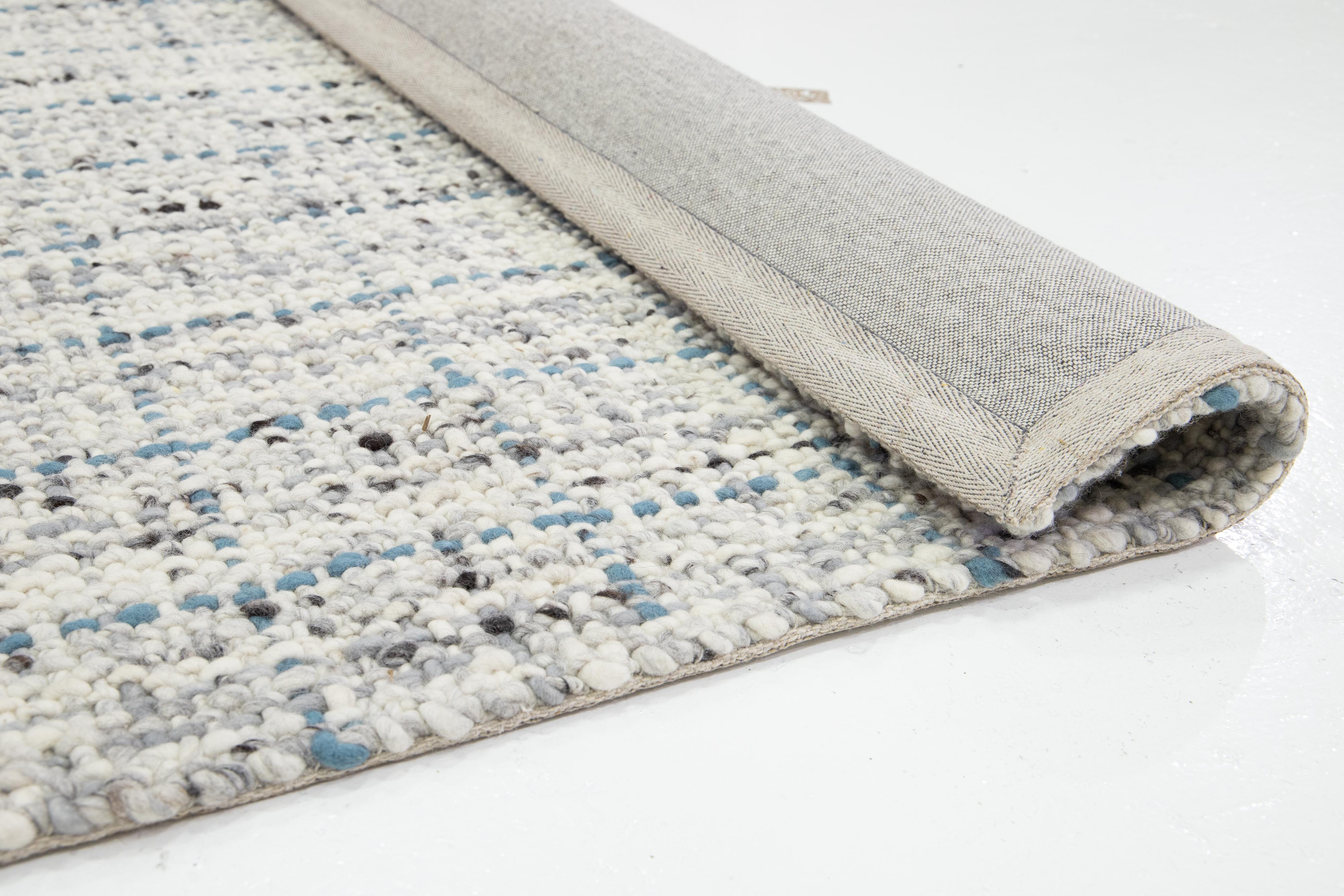 Contemporary Handmade Filzteppich aus Wolle in Elfenbein und Blau von Apadana (Moderne) im Angebot
