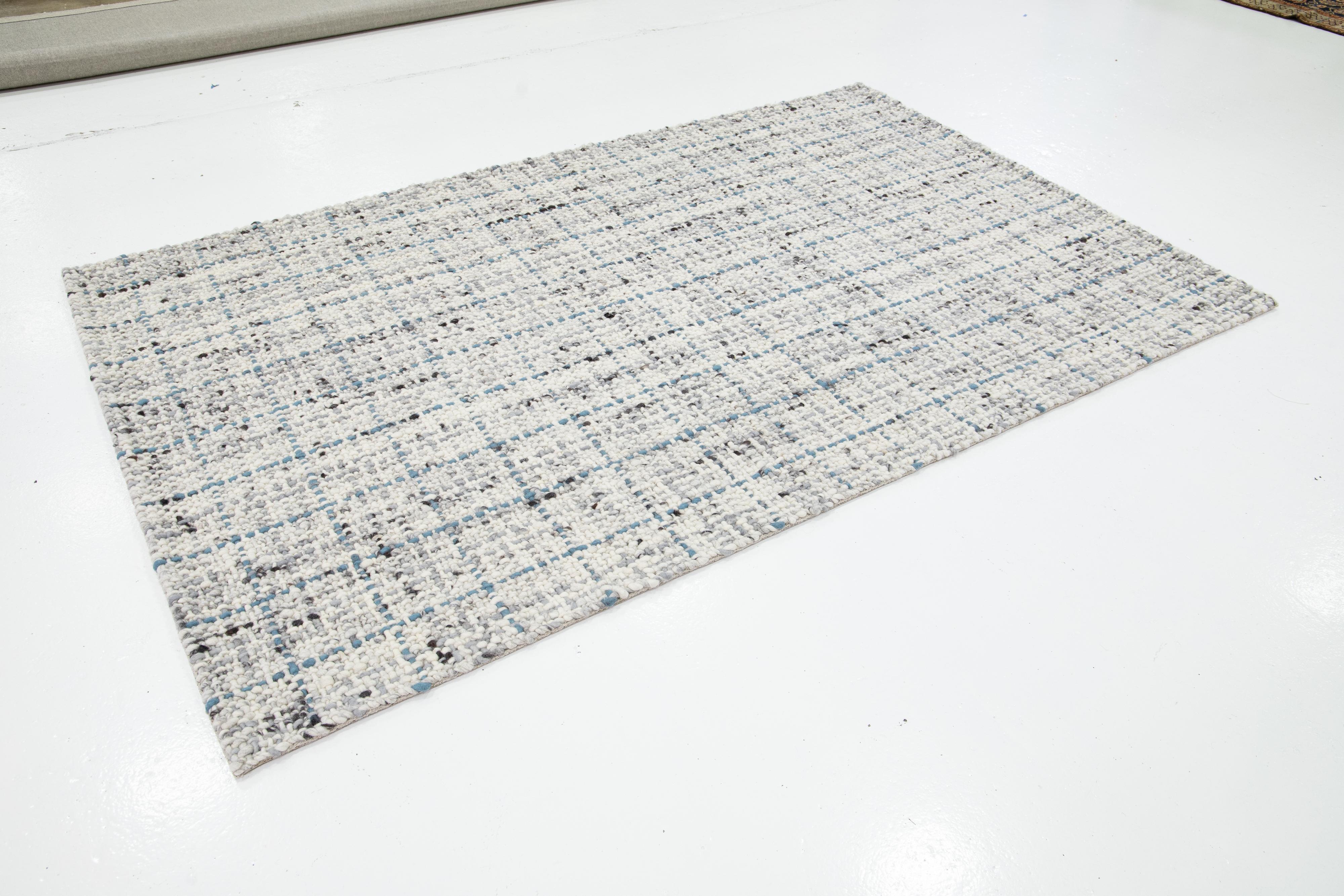 Contemporary Handmade Filzteppich aus Wolle in Elfenbein und Blau von Apadana (Indisch) im Angebot