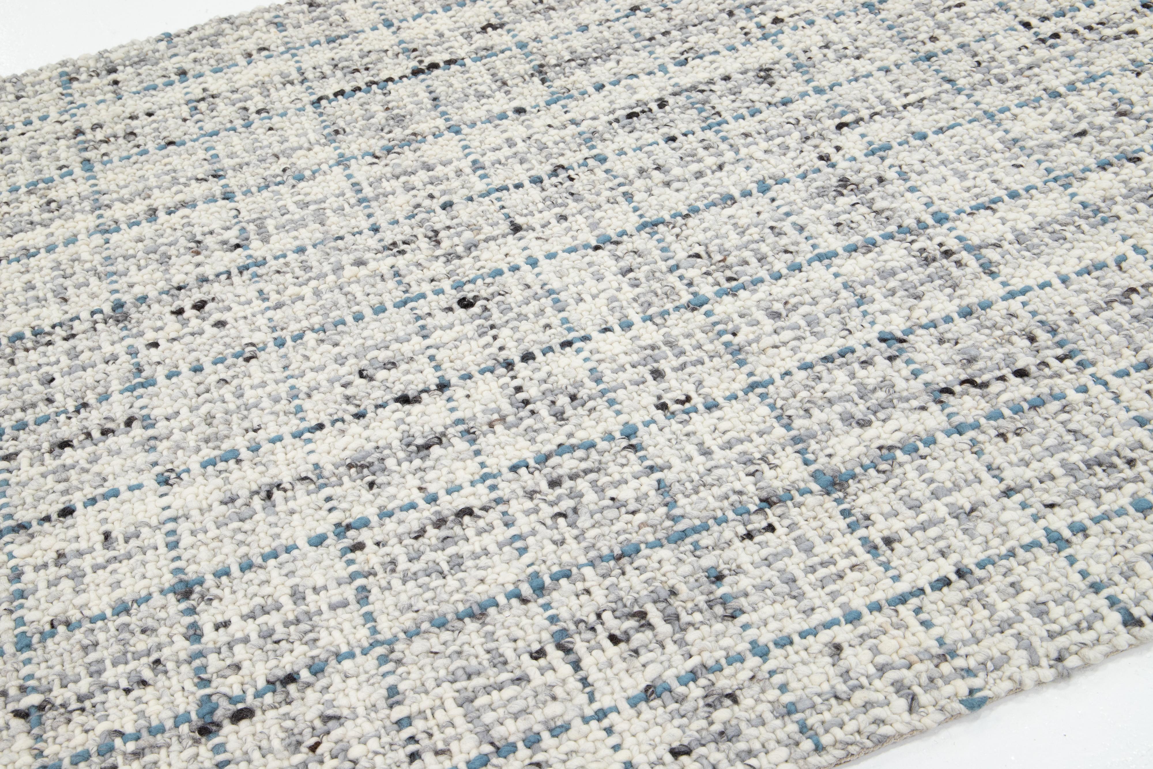 Contemporary Handmade Filzteppich aus Wolle in Elfenbein und Blau von Apadana (Handgewebt) im Angebot