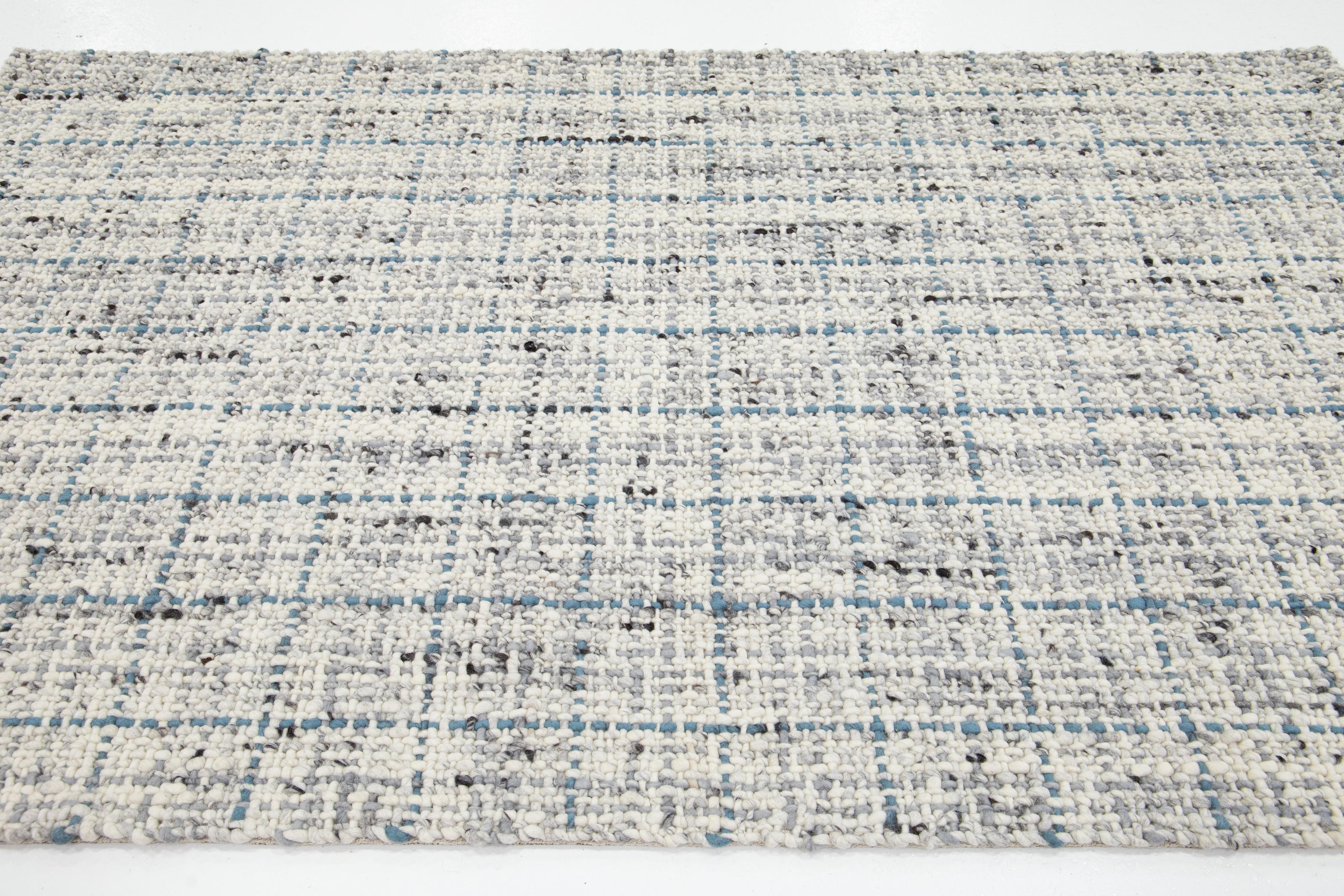 Contemporary Handmade Filzteppich aus Wolle in Elfenbein und Blau von Apadana im Zustand „Neu“ im Angebot in Norwalk, CT