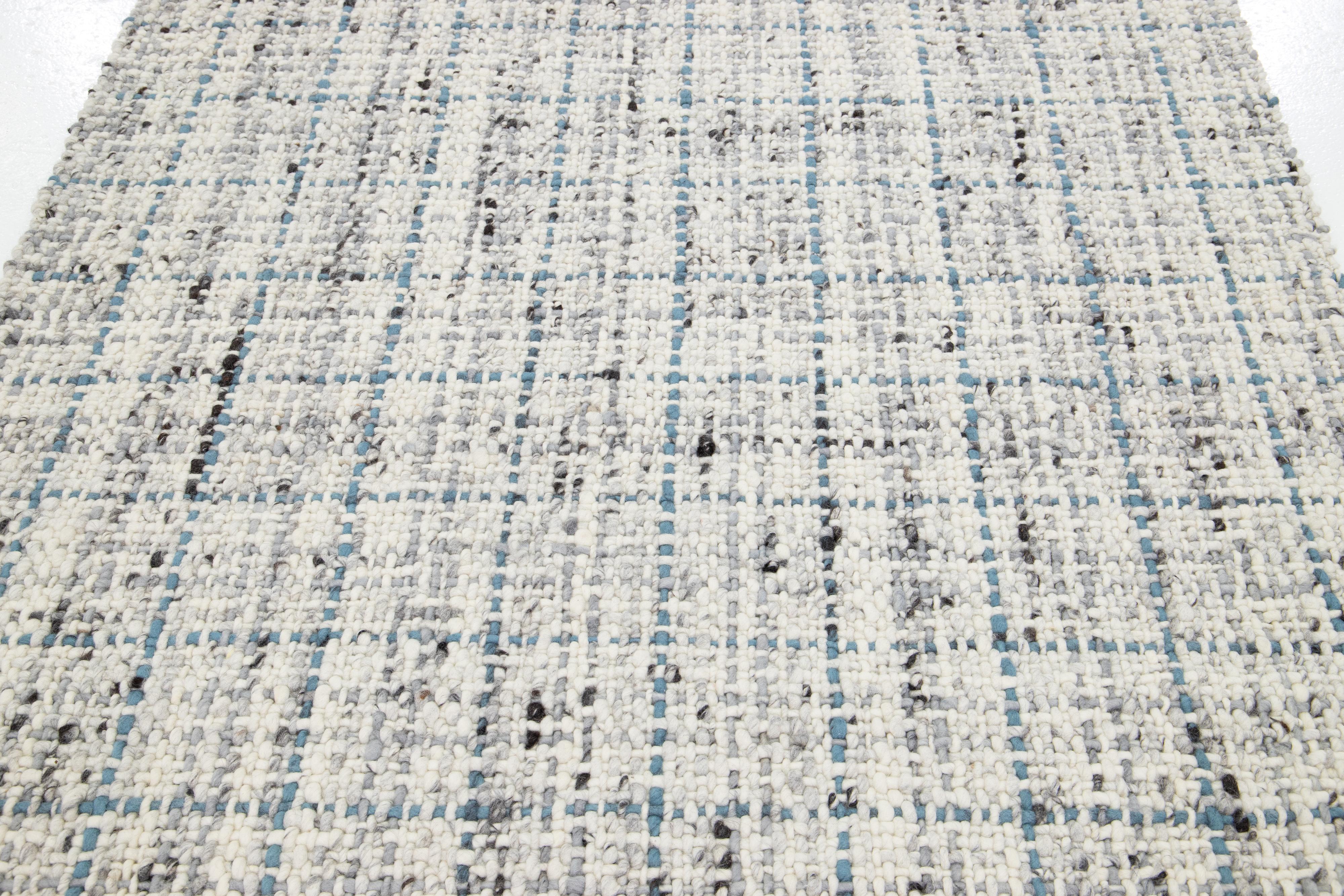 Contemporary Handmade Filzteppich aus Wolle in Elfenbein und Blau von Apadana im Angebot 1