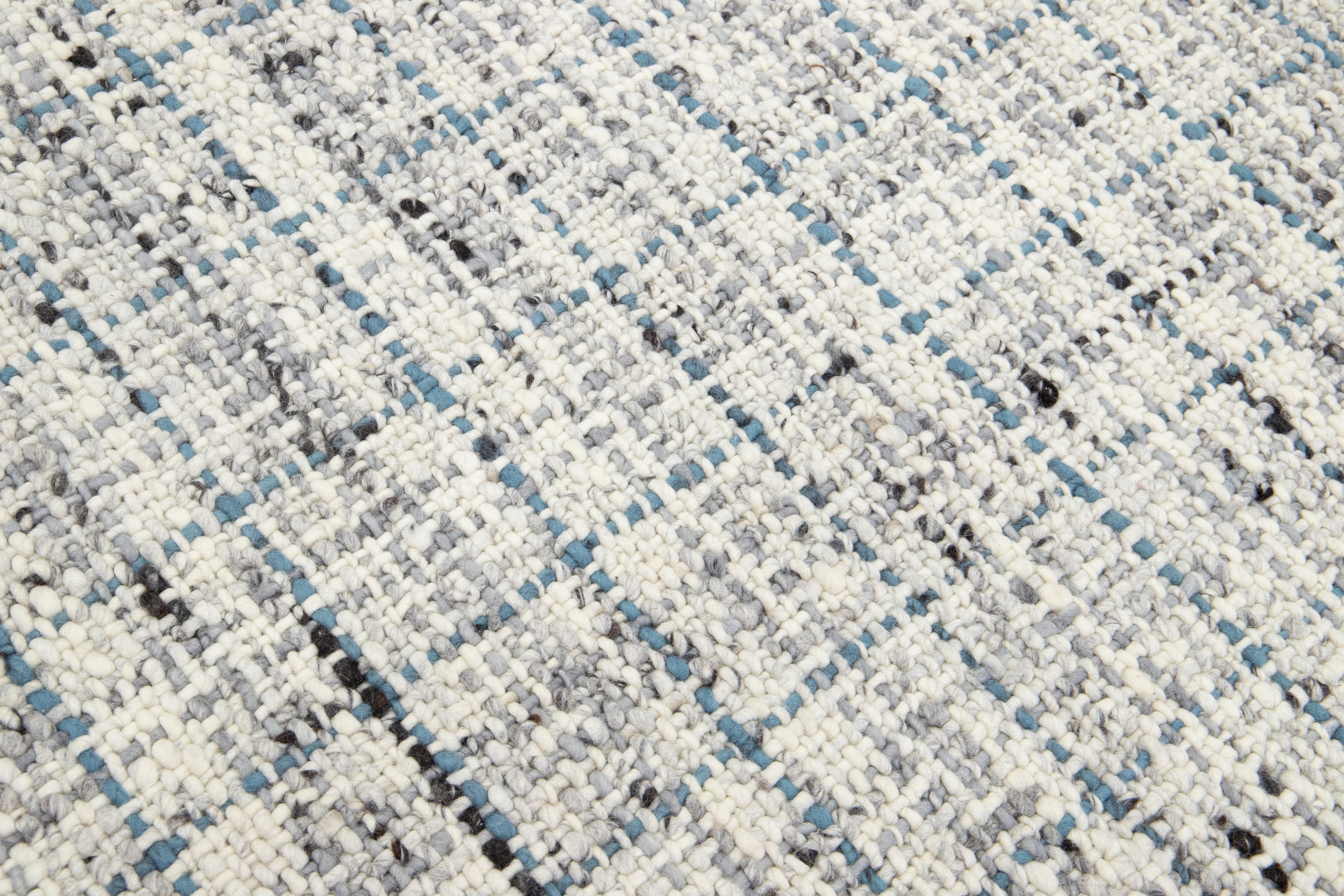 Contemporary Handmade Filzteppich aus Wolle in Elfenbein und Blau von Apadana im Angebot 2