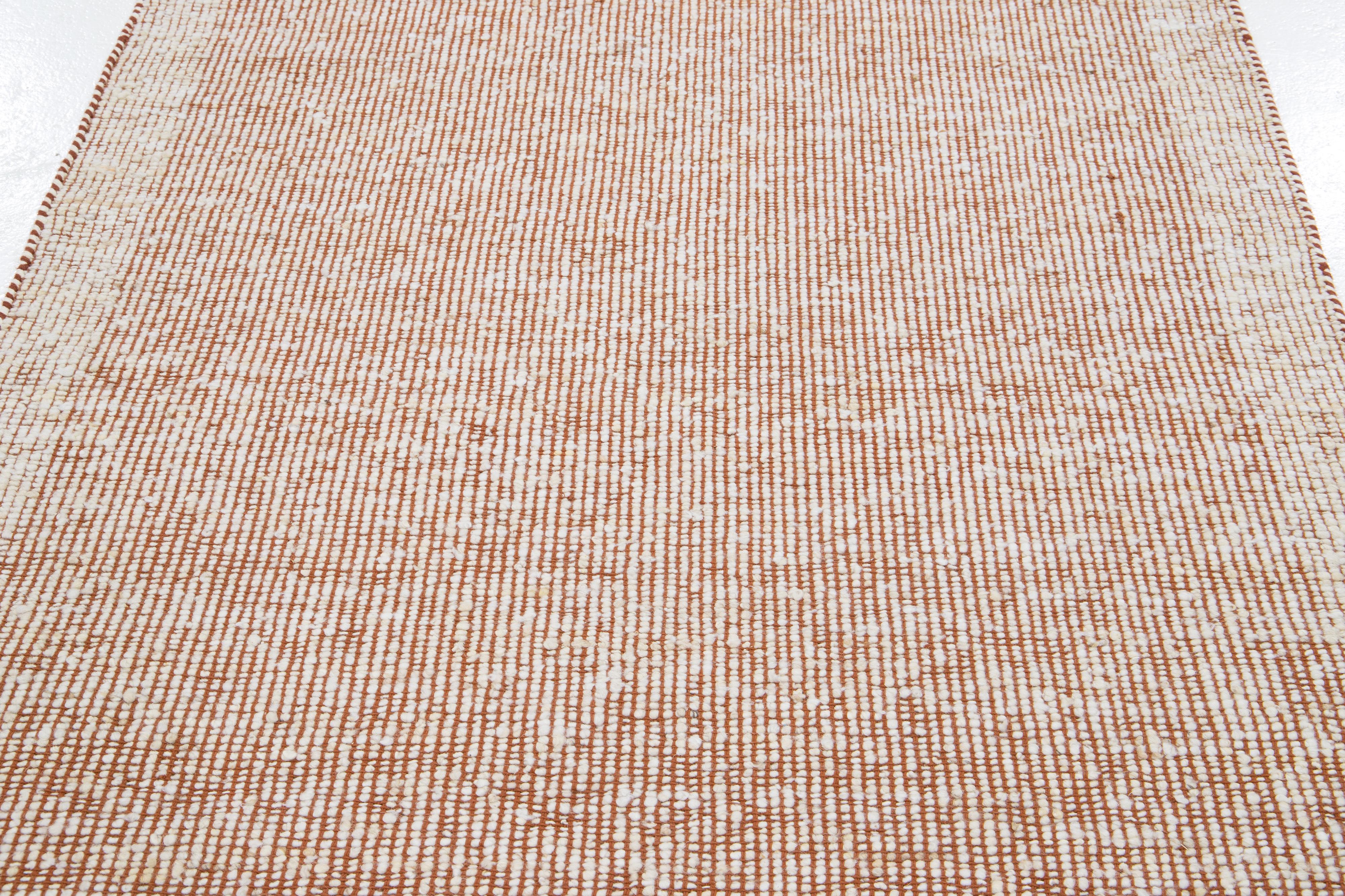Moderne Tapis contemporain en laine feutrée fait main, rouille et ivoire par Apadana en vente