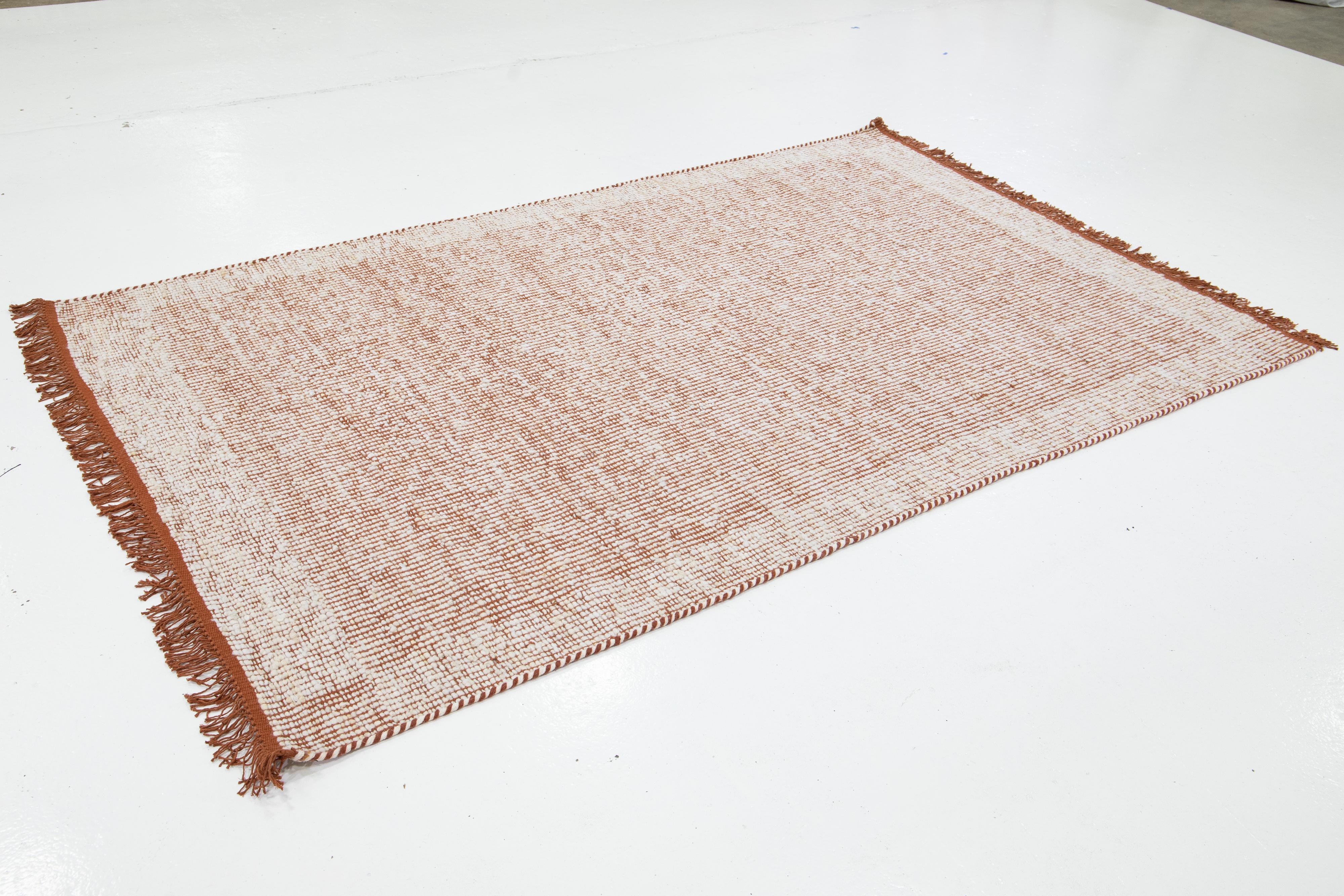 Indien Tapis contemporain en laine feutrée fait main, rouille et ivoire par Apadana en vente