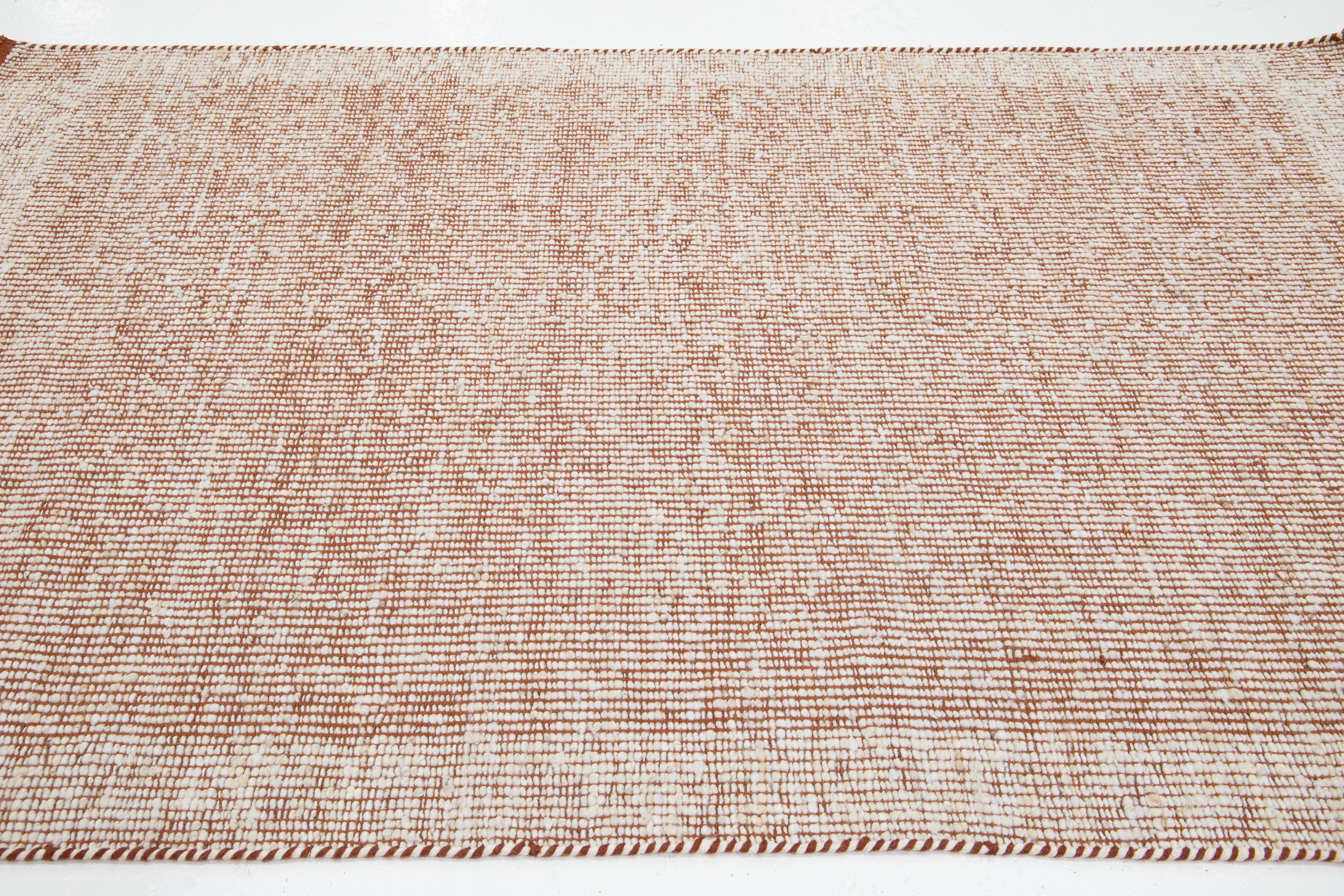 Tapis contemporain en laine feutrée fait main, rouille et ivoire par Apadana Neuf - En vente à Norwalk, CT