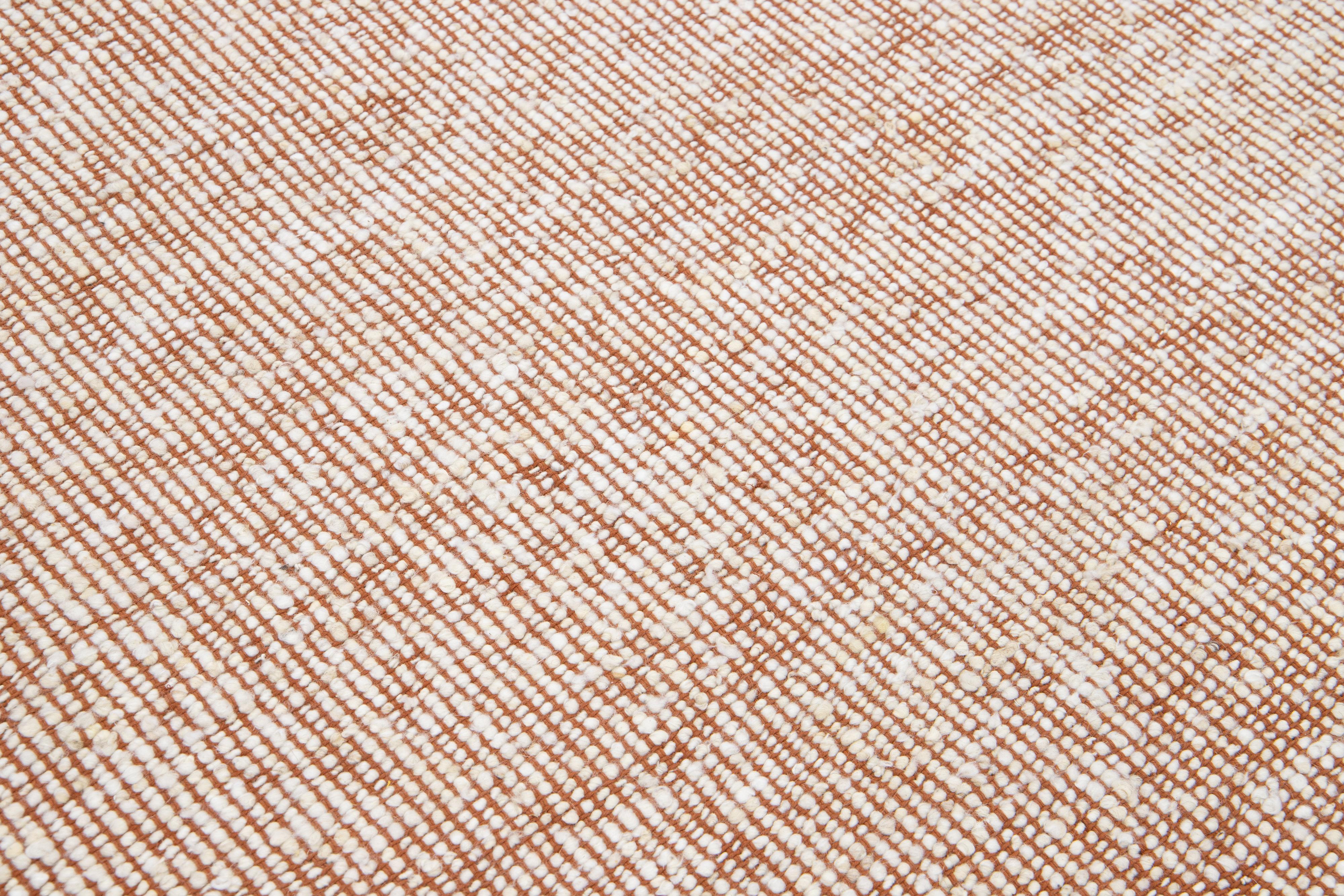 Laine Tapis contemporain en laine feutrée fait main, rouille et ivoire par Apadana en vente