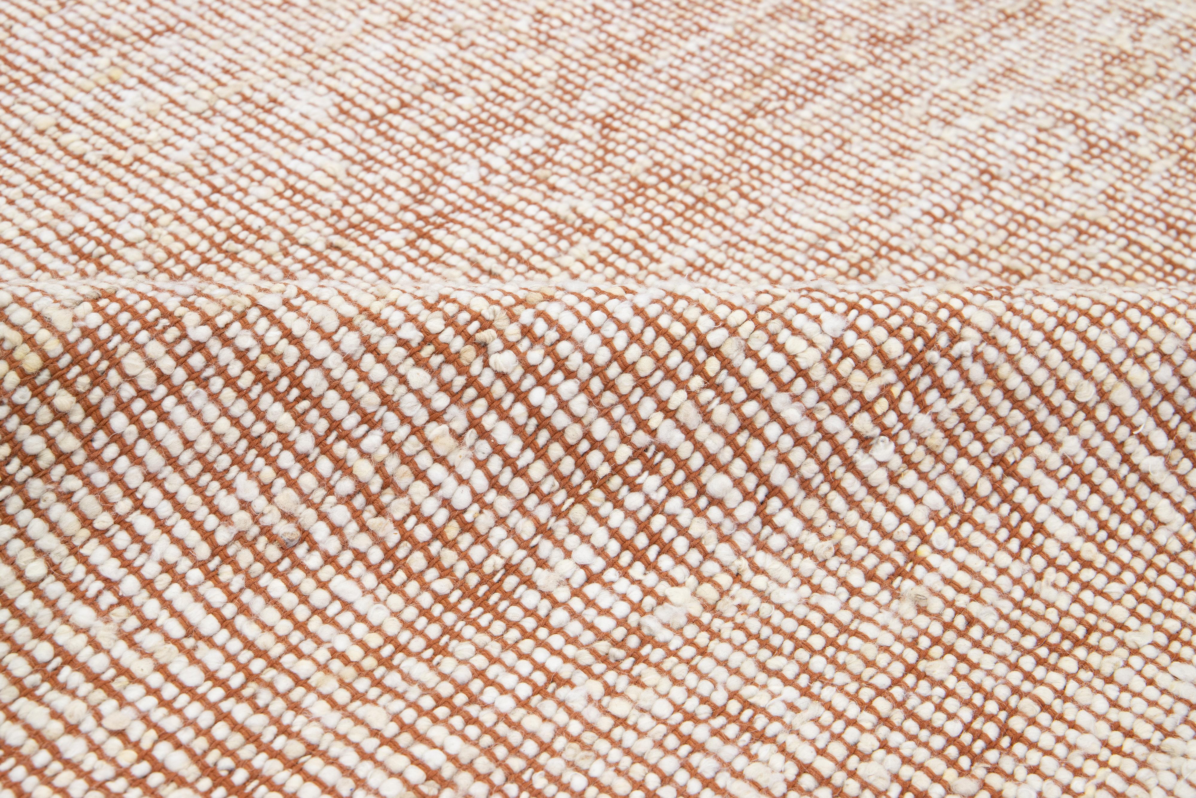 Tapis contemporain en laine feutrée fait main, rouille et ivoire par Apadana en vente 1