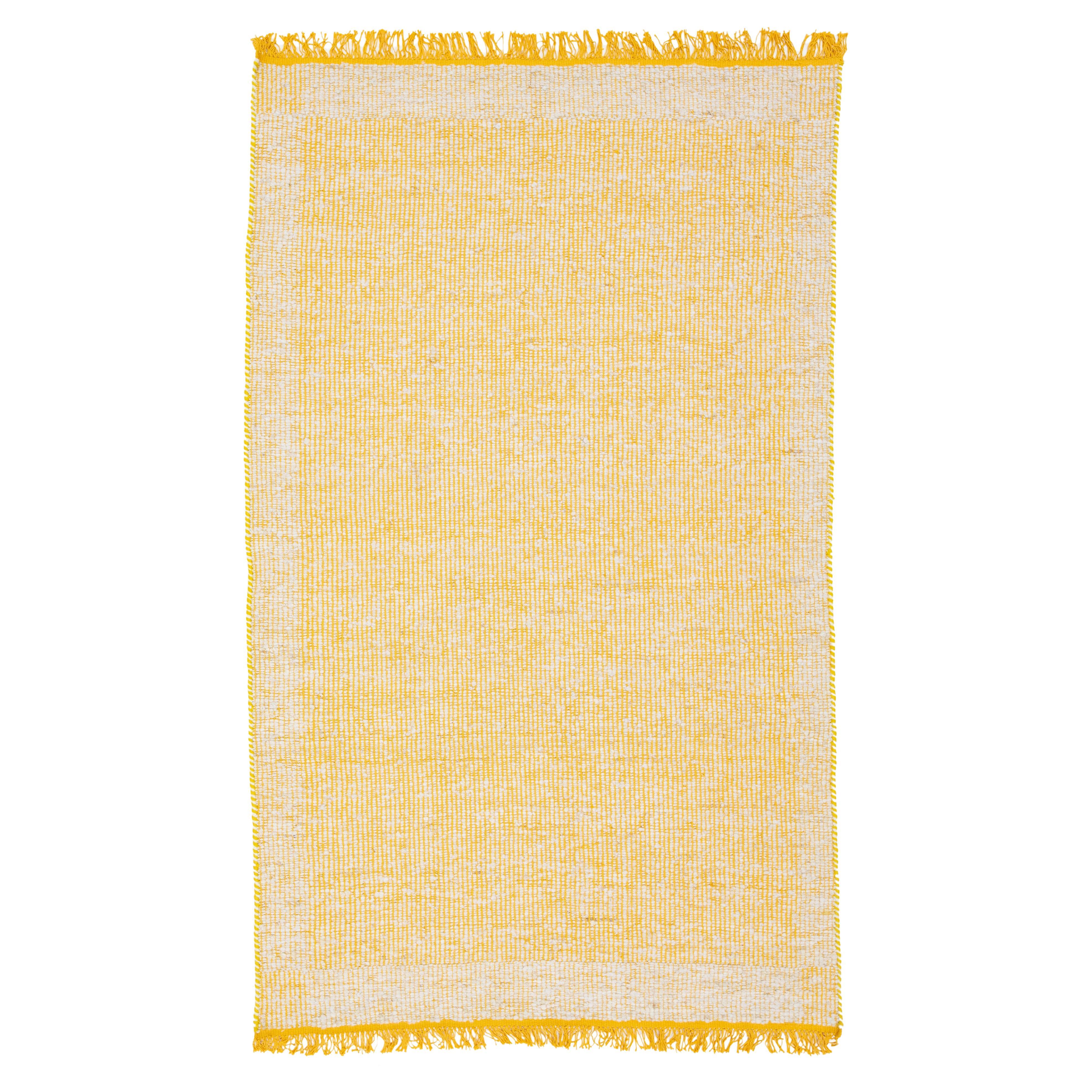Tapis contemporain en laine feutrée fait main, jaune et ivoire par Apadana
