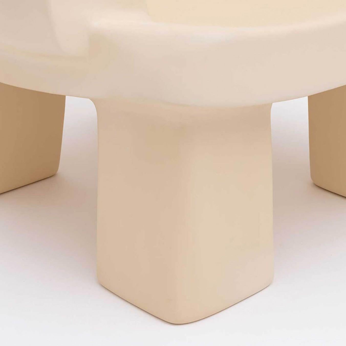 Zeitgenössischer Sessel aus Fiberglas - Fudge Chair von Faye Toogood. Dieses Modell ist in der cremefarbenen Ausführung aus Fiberglas abgebildet. 
Entwurf: Faye Toogood
Material: Fiberglas 
Erhältlich auch in Anthrazit, Malachit oder Malve
