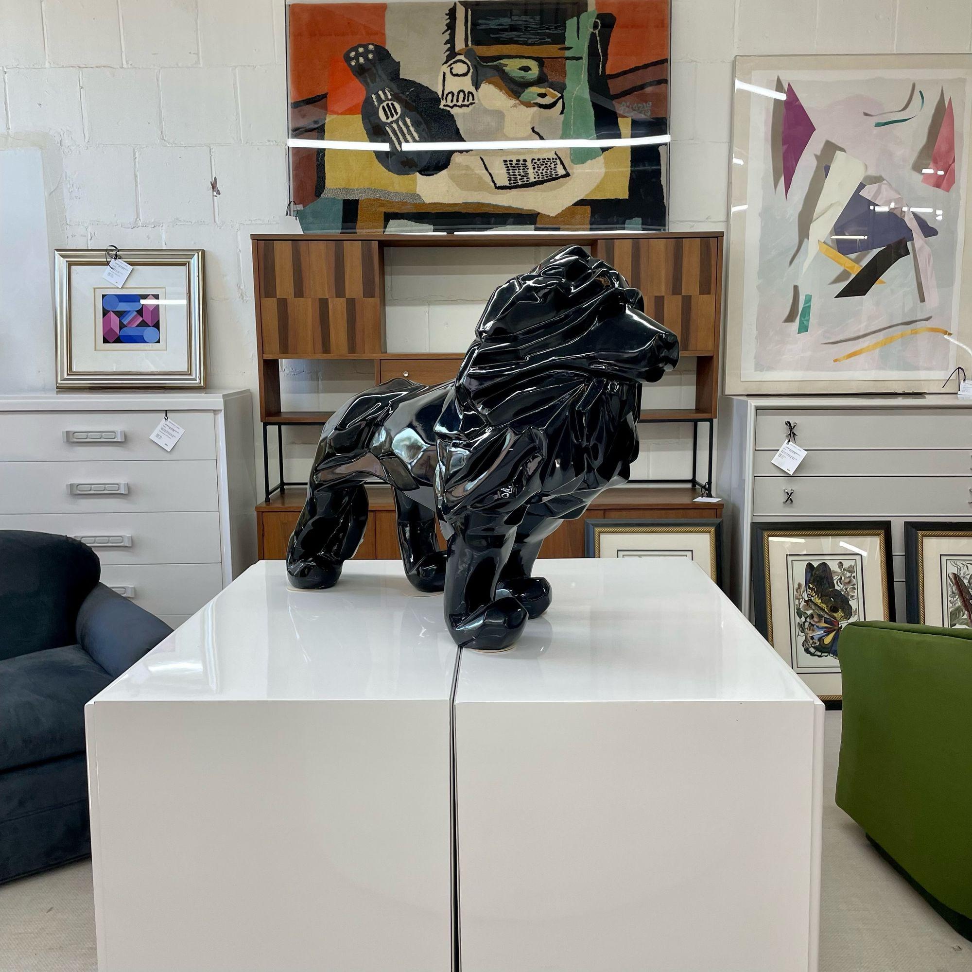 Contemporary Fiberglass Lion Sculpture, Ebenholz, Custom Quality (Moderne) im Angebot