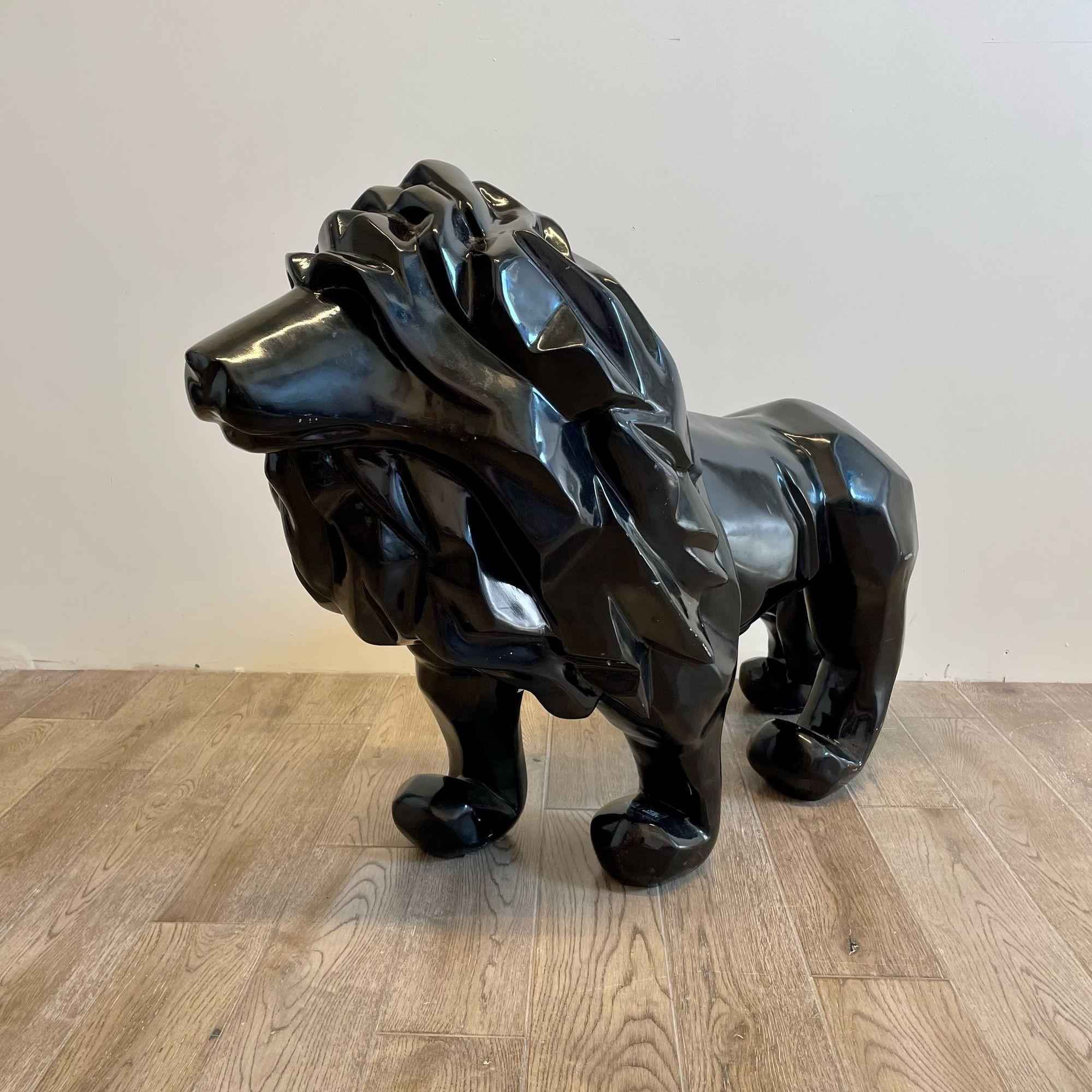 Contemporary Fiberglass Lion Sculpture, Ebenholz, Custom Quality (21. Jahrhundert und zeitgenössisch) im Angebot