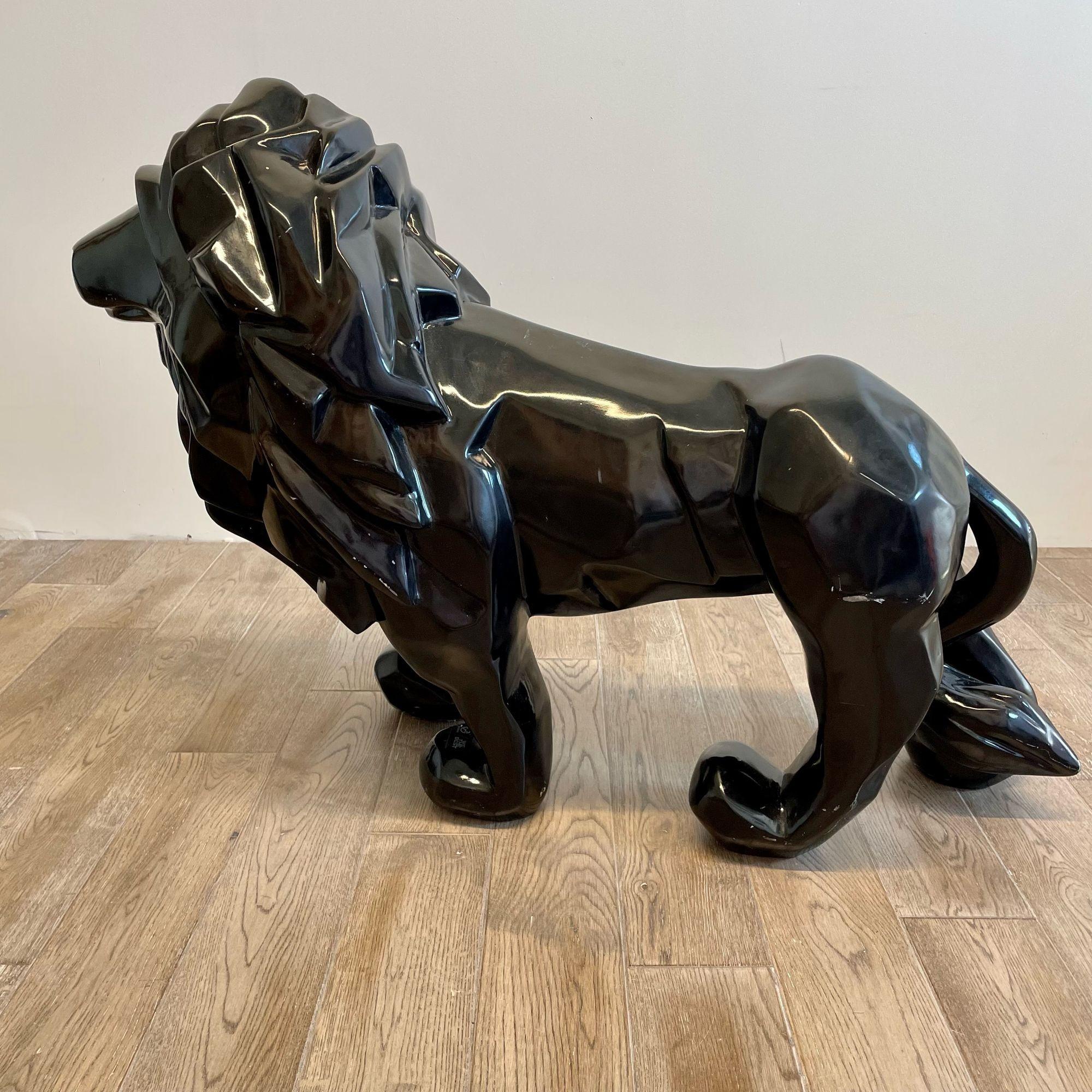 Contemporary Fiberglass Lion Sculpture, Ebenholz, Custom Quality im Angebot 1