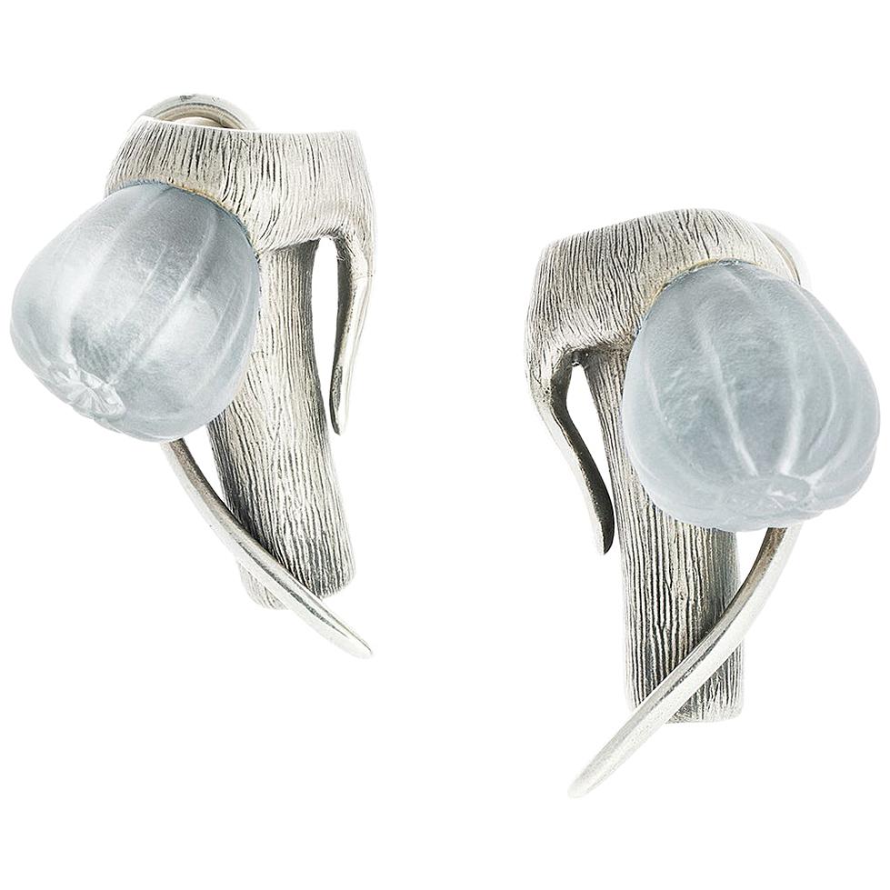 Boucles d'oreilles figue contemporaines en or blanc avec quartzes en vente