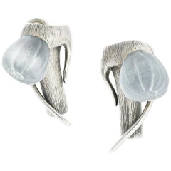 Boucles d'oreilles figue contemporaines en or blanc avec quartzes