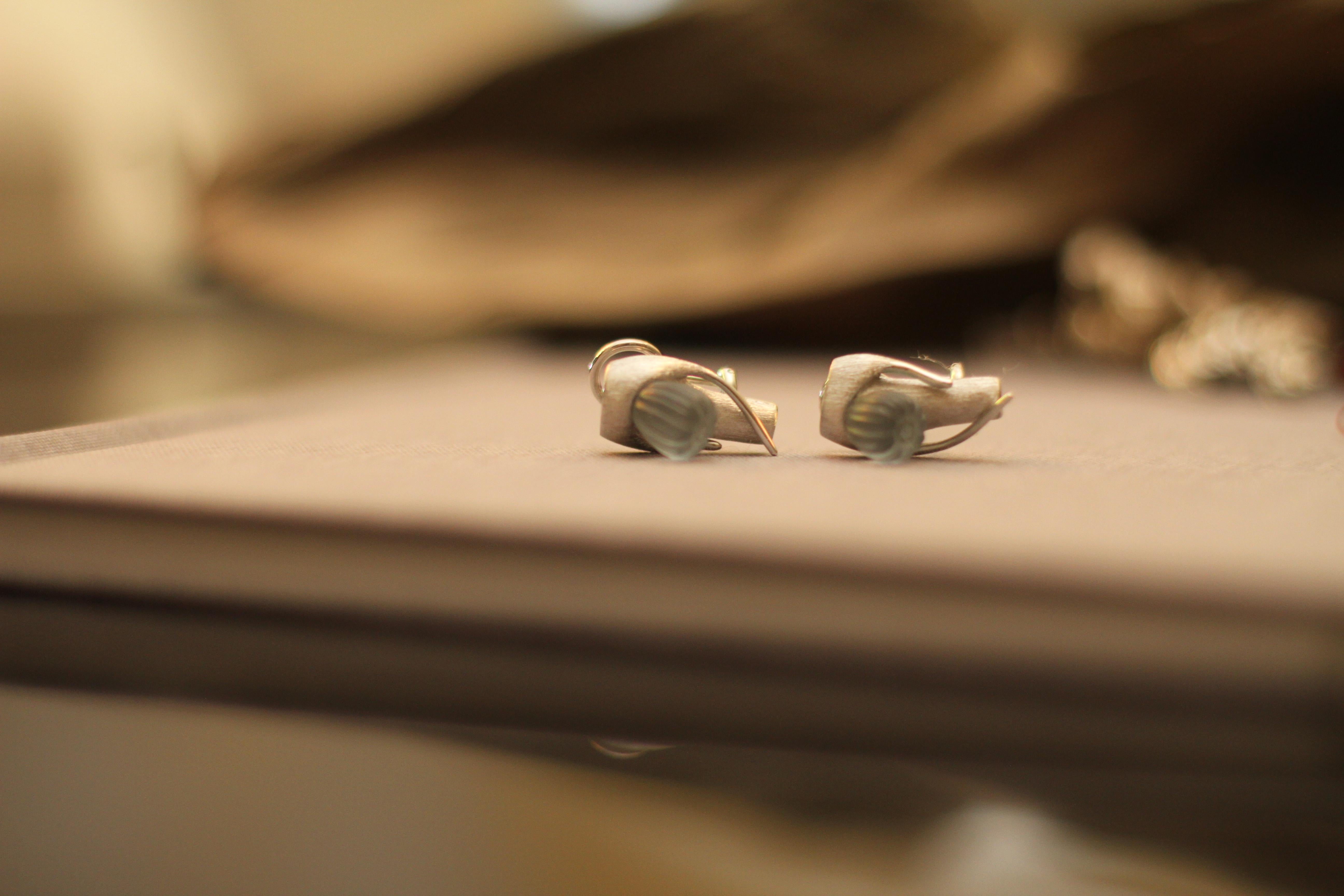 Contemporary Fig Stud Earrings in White Gold with Quartzes For Sale 9