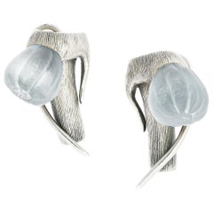 Clous d'oreilles contemporains en forme de figue en or blanc avec quartzes