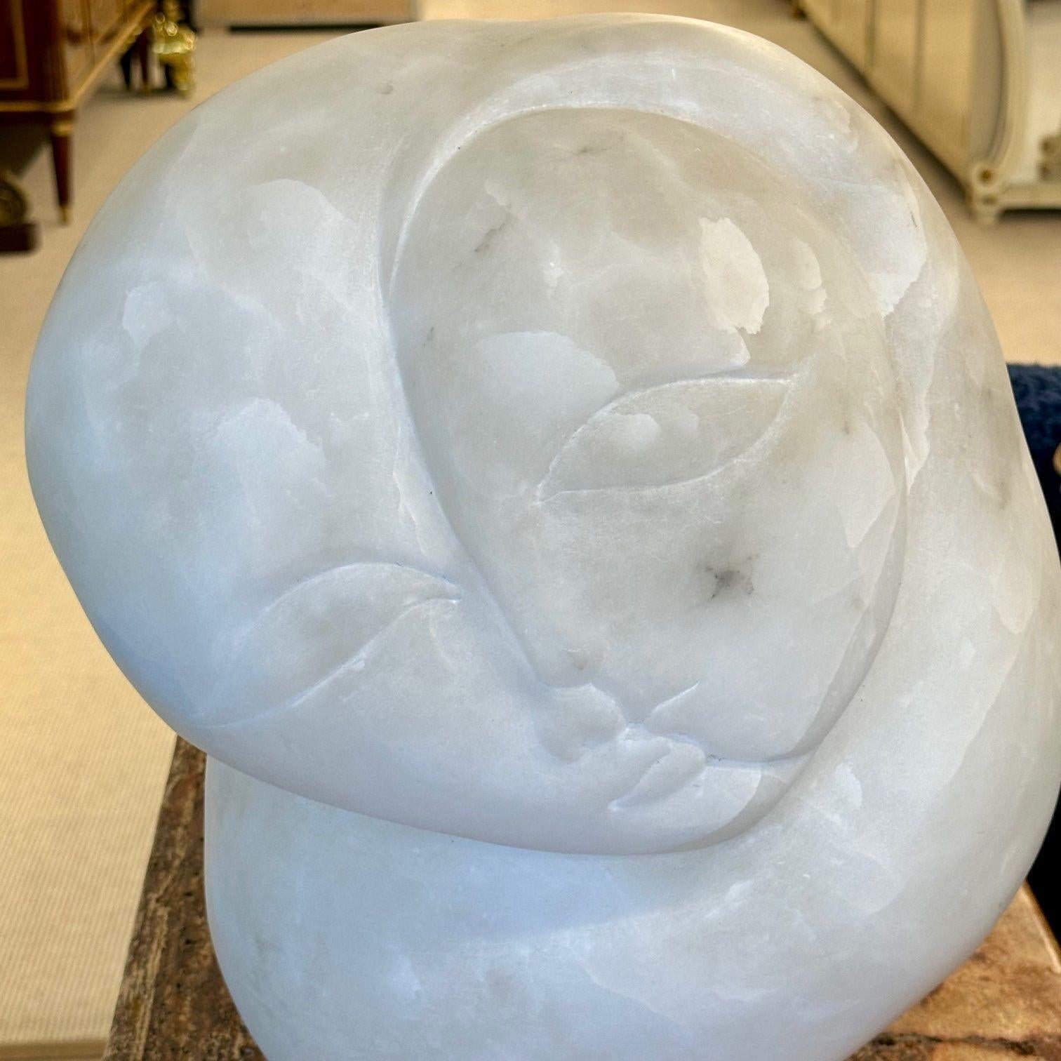 XXIe siècle et contemporain Buste figuratif contemporain en marbre représentant un visage en forme de coeur signé Forma en vente