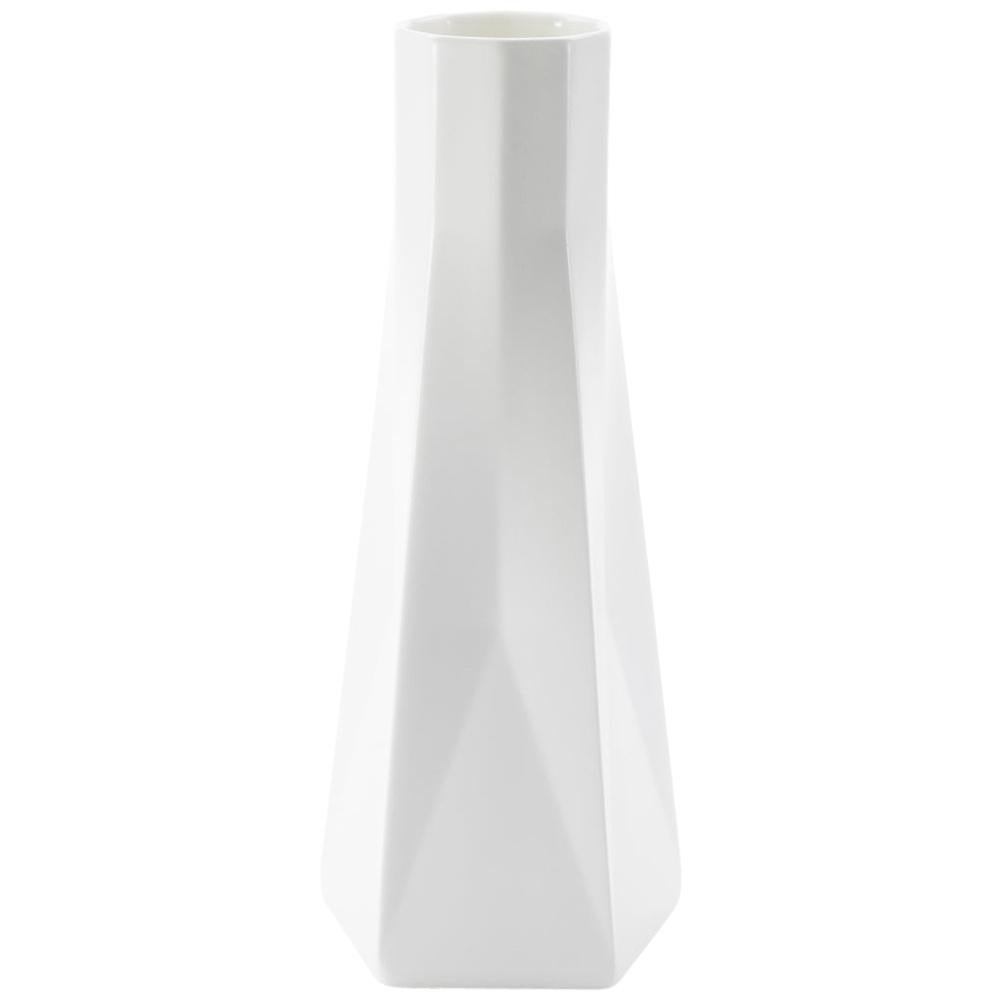 Zeitgenössische hohe Vase aus feinem Knochenporzellan mit markantem geschnitztem Design im Angebot