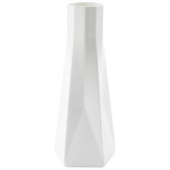 Grand vase contemporain en porcelaine à la cendre d'os au design sculpté typique