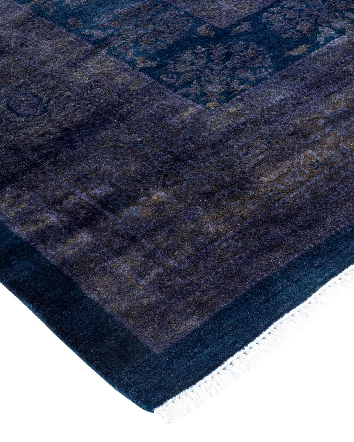 Las alfombras Vibrance son la personificación de lo clásico con un toque especial: motivos tradicionales teñidos de colores brillantes. Cada alfombra anudada a mano se lava con un tinte botánico 100% natural que revela matices ocultos en los
