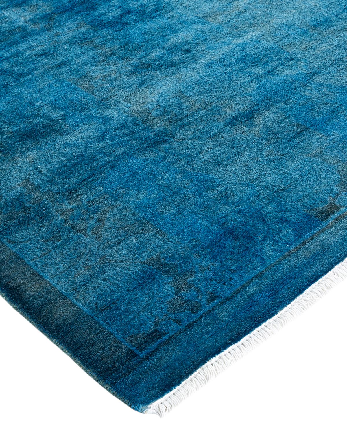 Las alfombras Vibrance son la personificación de lo clásico con un toque especial: motivos tradicionales teñidos de colores brillantes. Cada alfombra anudada a mano se lava con un tinte botánico 100% natural que revela matices ocultos en los