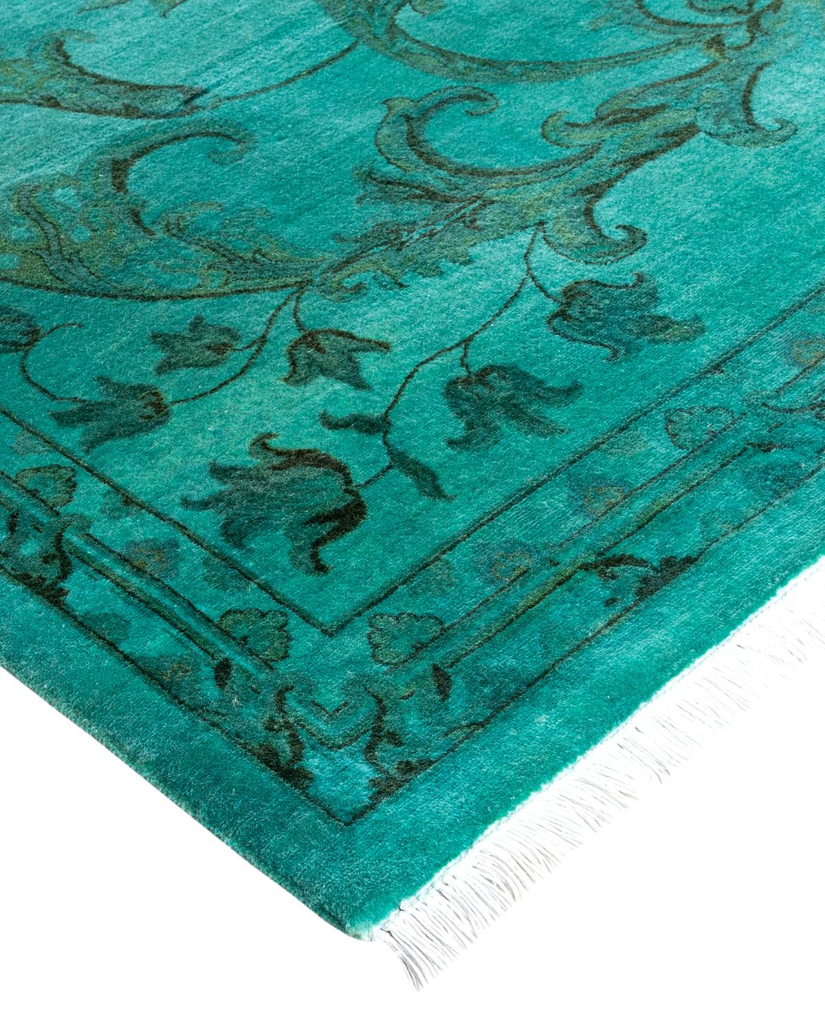 Las alfombras Vibrance son la personificación de lo clásico con un toque especial: motivos tradicionales teñidos de colores brillantes. Cada alfombra anudada a mano se lava con un tinte botánico 100% natural que revela matices ocultos en los