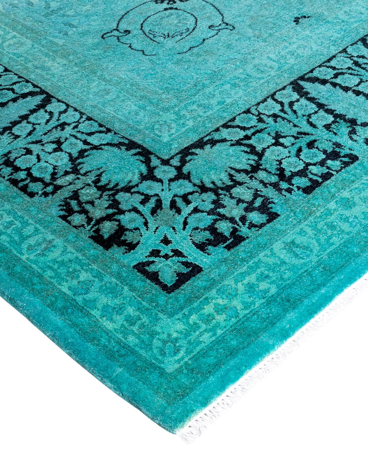 Les tapis Vibrance incarnent le classique avec une touche d'originalité : des motifs traditionnels surteints dans des couleurs éclatantes. Chaque tapis noué à la main est lavé dans une teinture botanique 100 % naturelle qui révèle les nuances