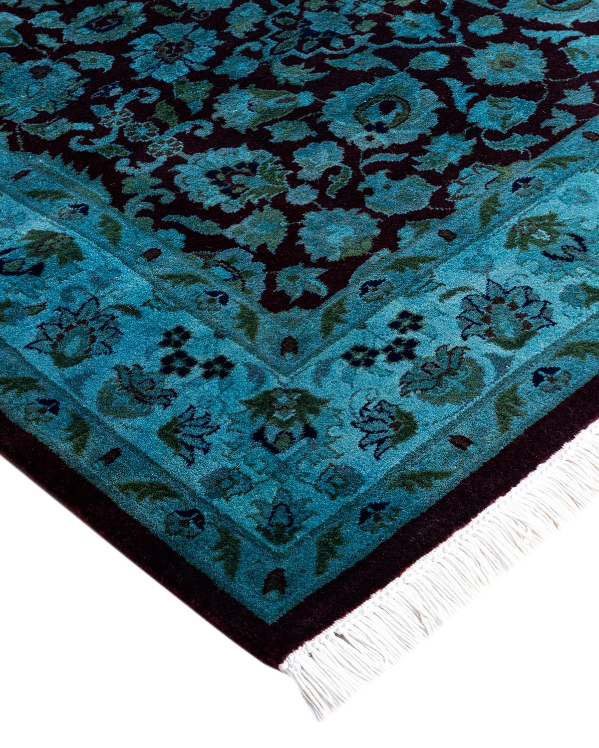 Las alfombras Vibrance son la personificación de lo clásico con un toque especial: motivos tradicionales teñidos de colores brillantes. Cada alfombra anudada a mano se lava con un tinte botánico 100% natural que revela matices ocultos en los