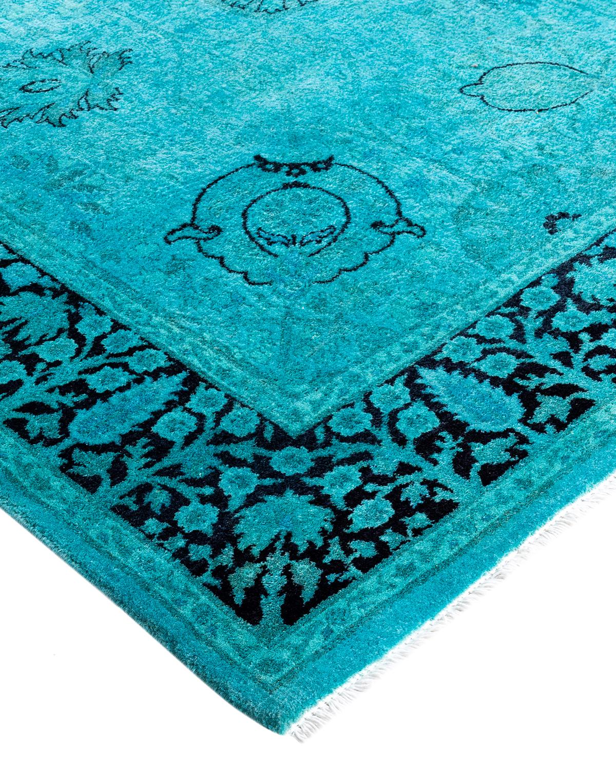 Les tapis Vibrance incarnent le classique avec une touche d'originalité : des motifs traditionnels surteints dans des couleurs éclatantes. Chaque tapis noué à la main est lavé dans une teinture botanique 100 % naturelle qui révèle les nuances