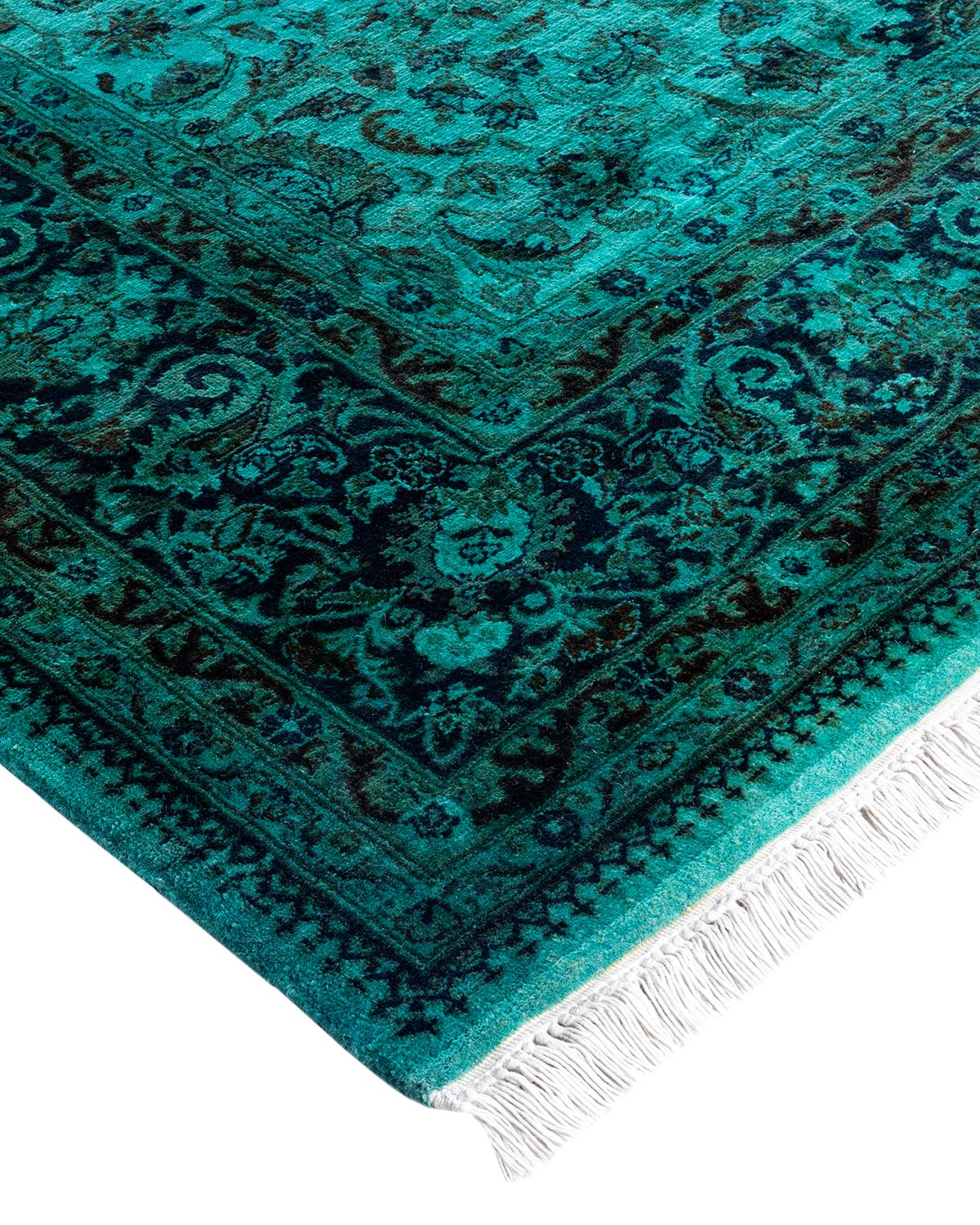 Las alfombras Vibrance son la personificación de lo clásico con un toque especial: motivos tradicionales teñidos de colores brillantes. Cada alfombra anudada a mano se lava con un tinte botánico 100% natural que revela matices ocultos en los