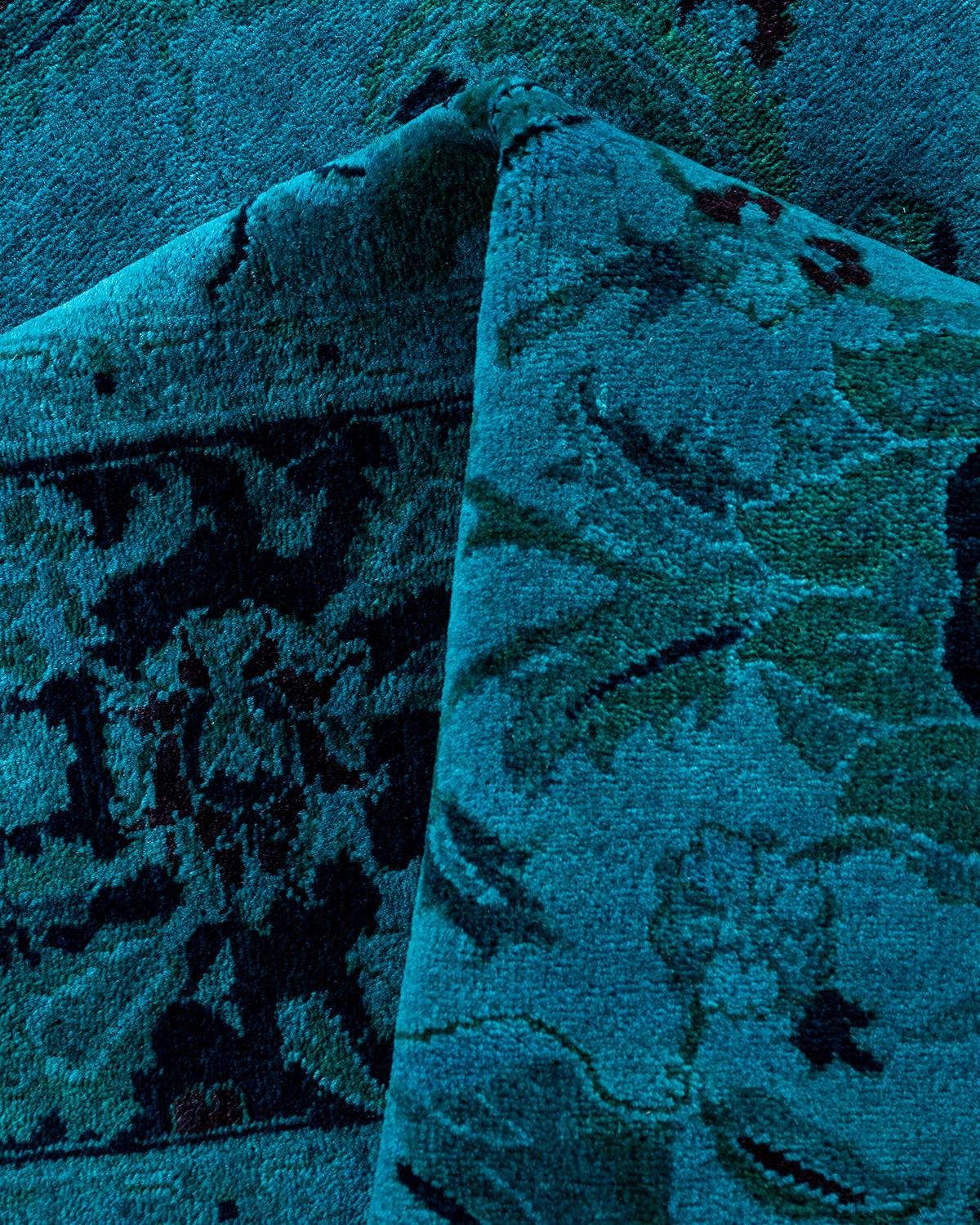 Tappeto contemporaneo Fine Vibrance in lana annodata a mano di colore blu in vendita 1