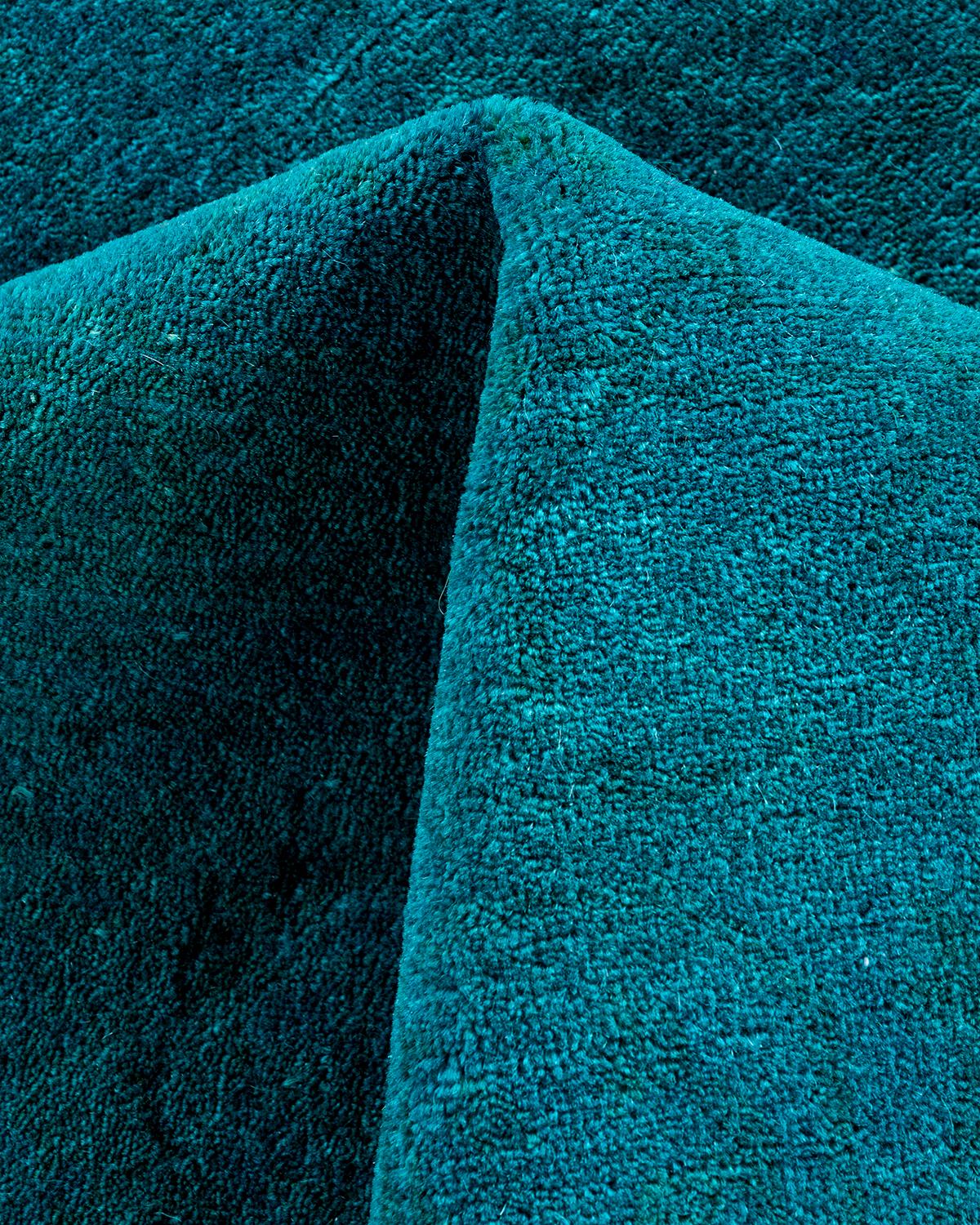 Tappeto contemporaneo Fine Vibrance in lana annodata a mano di colore blu in vendita 1
