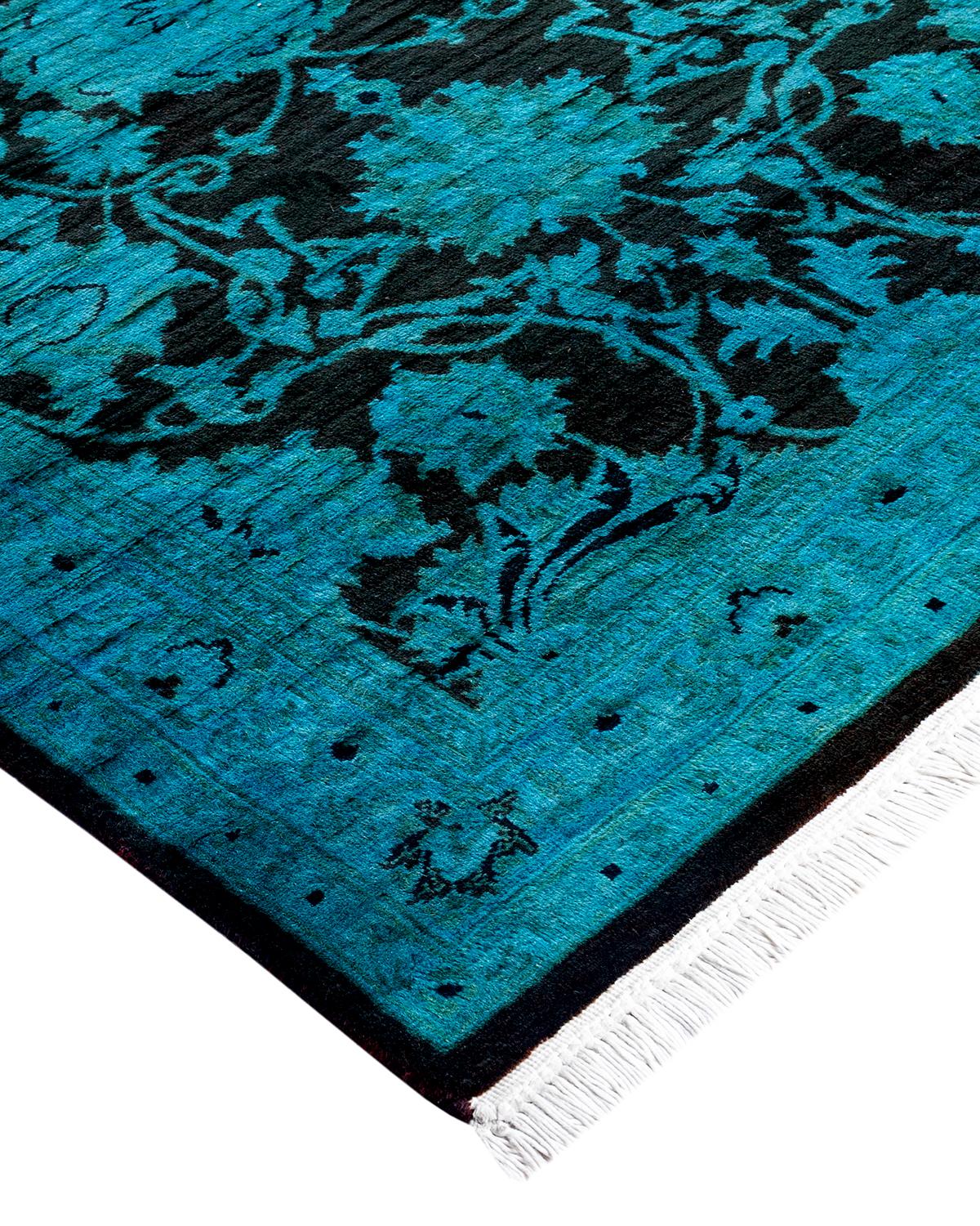 Les tapis Vibrance incarnent le classique avec une touche d'originalité : des motifs traditionnels surteints dans des couleurs éclatantes. Chaque tapis noué à la main est lavé dans une teinture botanique 100 % naturelle qui révèle les nuances
