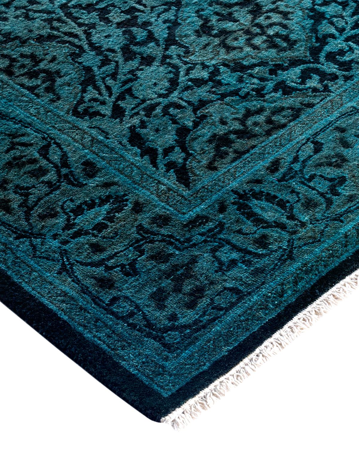 Les tapis Vibrance incarnent le classique avec une touche d'originalité : des motifs traditionnels surteints dans des couleurs éclatantes. Chaque tapis noué à la main est lavé dans une teinture botanique 100 % naturelle qui révèle les nuances