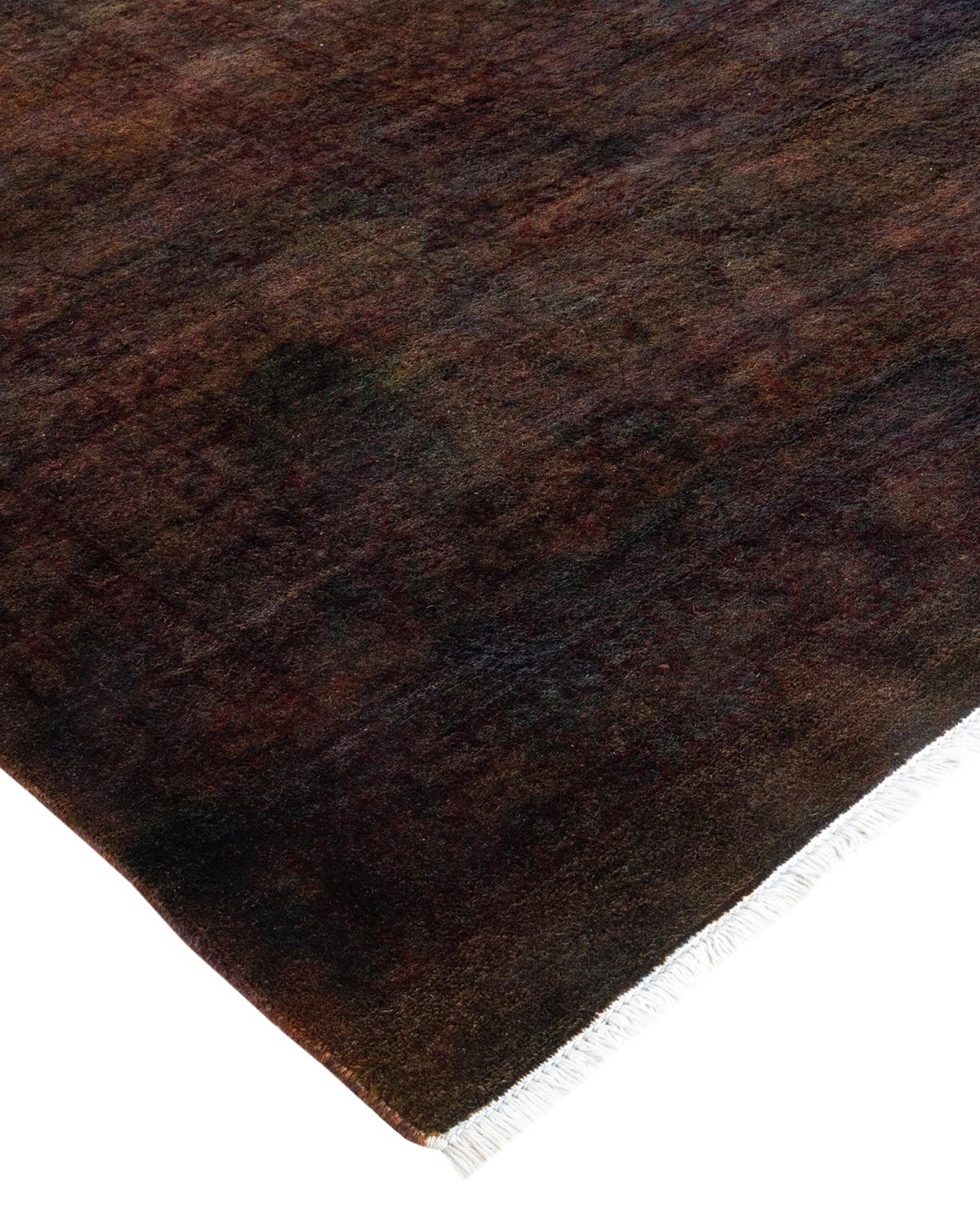El meticuloso arte de los tejidos bordados a mano de las tribus de Uzbekistán inspiró la Colección Suzani de alfombras. Los motivos llamativos, sobre todo las granadas, el sol y la luna, son elementos frecuentes, y sus diseños sencillos pero