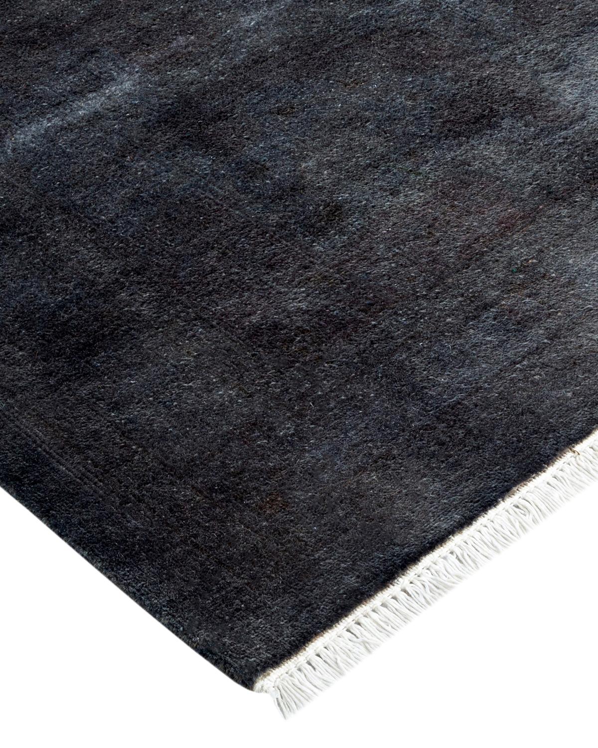 Las alfombras Vibrance son la personificación de lo clásico con un toque especial: motivos tradicionales teñidos de colores brillantes. Cada alfombra anudada a mano se lava con un tinte botánico 100% natural que revela matices ocultos en los