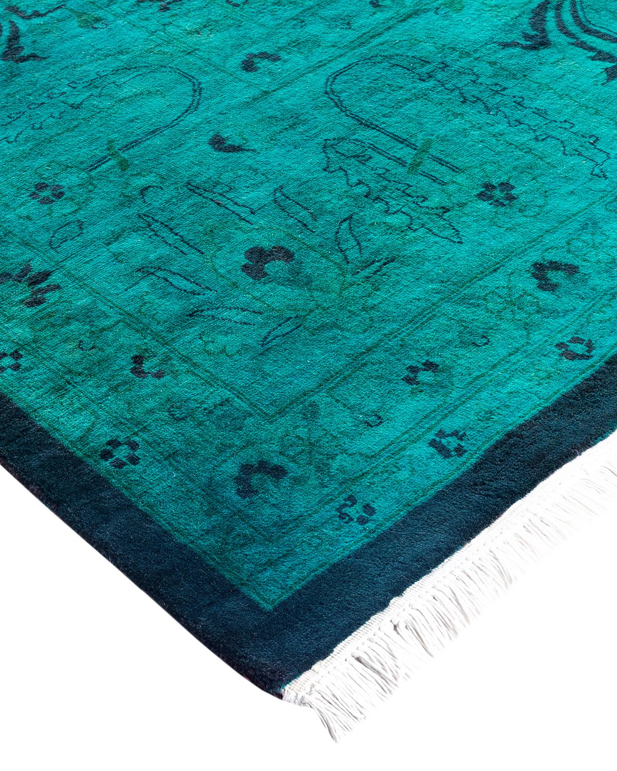 Las alfombras Vibrance son la personificación de lo clásico con un toque especial: motivos tradicionales teñidos de colores brillantes. Cada alfombra anudada a mano se lava con un tinte botánico 100% natural que revela matices ocultos en los
