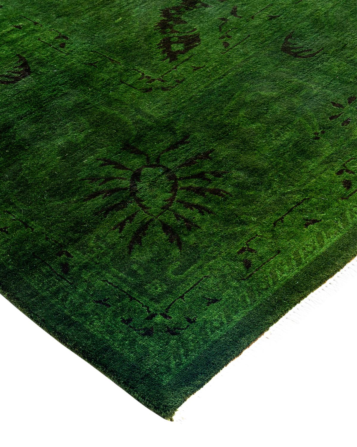 Les tapis Vibrance incarnent le classique avec une touche d'originalité : des motifs traditionnels surteints dans des couleurs éclatantes. Chaque tapis noué à la main est lavé dans une teinture botanique 100 % naturelle qui révèle les nuances