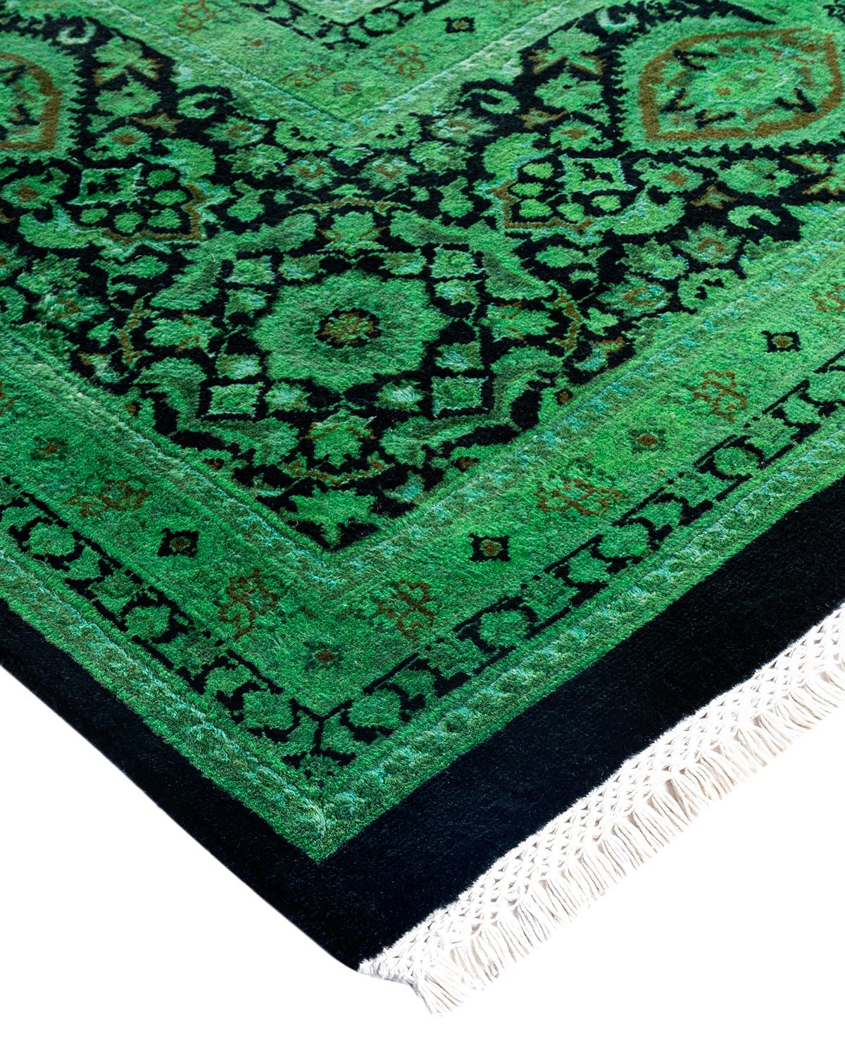 Les tapis Vibrance incarnent le classique avec une touche d'originalité : des motifs traditionnels surteints dans des couleurs éclatantes. Chaque tapis noué à la main est lavé dans une teinture botanique 100 % naturelle qui révèle les nuances