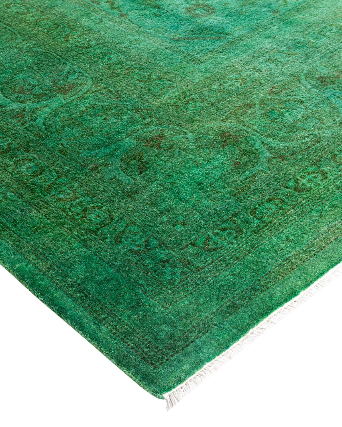 Les tapis Vibrance incarnent le classique avec une touche d'originalité : des motifs traditionnels surteints dans des couleurs éclatantes. Chaque tapis noué à la main est lavé dans une teinture botanique 100 % naturelle qui révèle les nuances