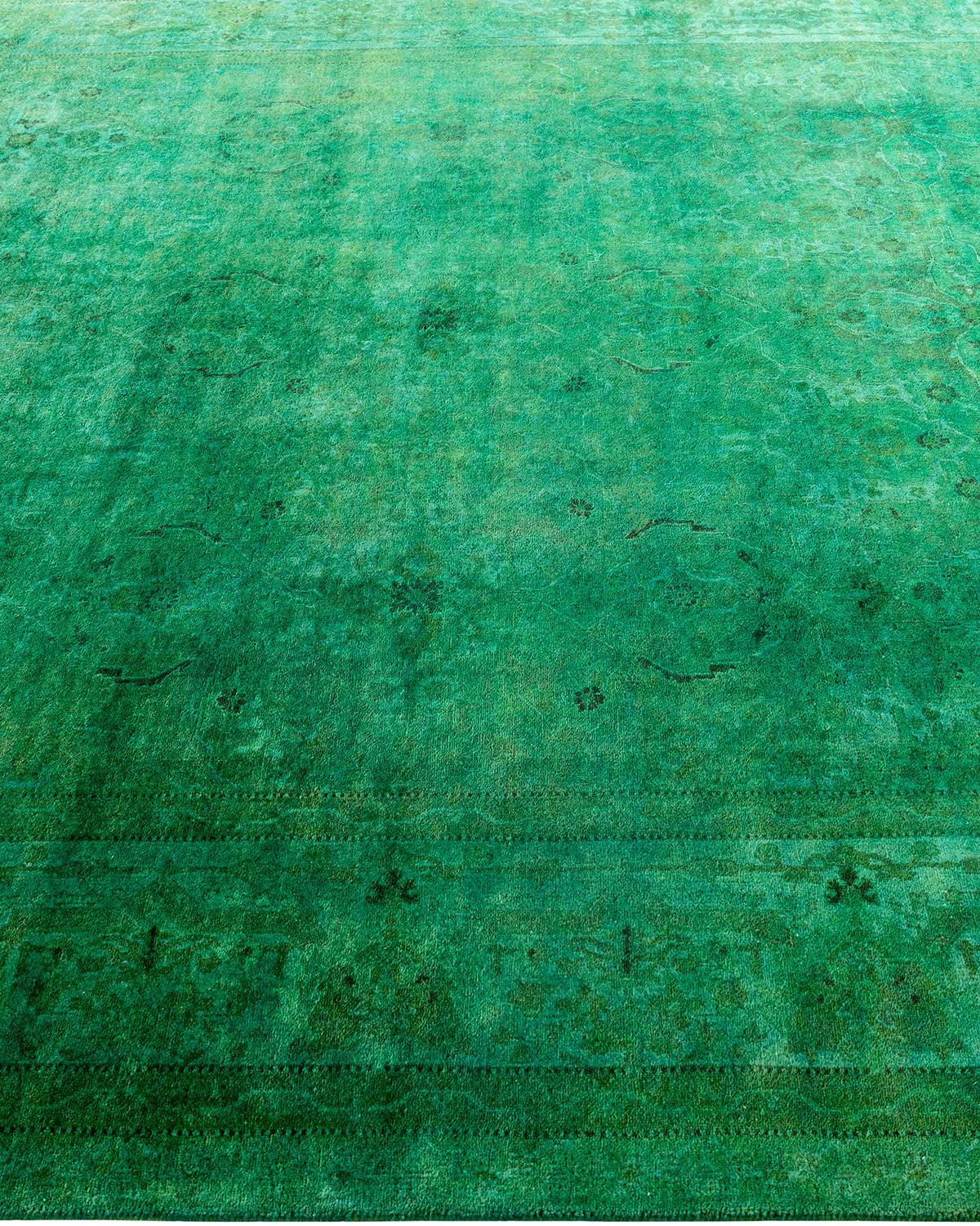 Contemporary Fine Vibrance Hand Knotted Wool Green Area Rug In New Condition For Sale In Norwalk, CT