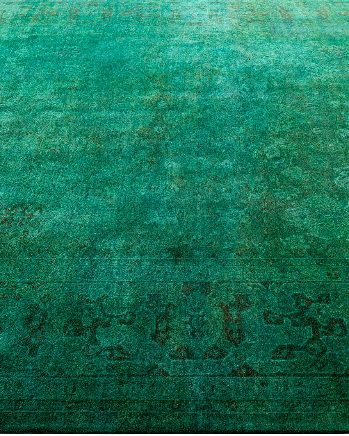 Contemporary Fine Vibrance Hand Knotted Wool Green Area Rug In New Condition For Sale In Norwalk, CT