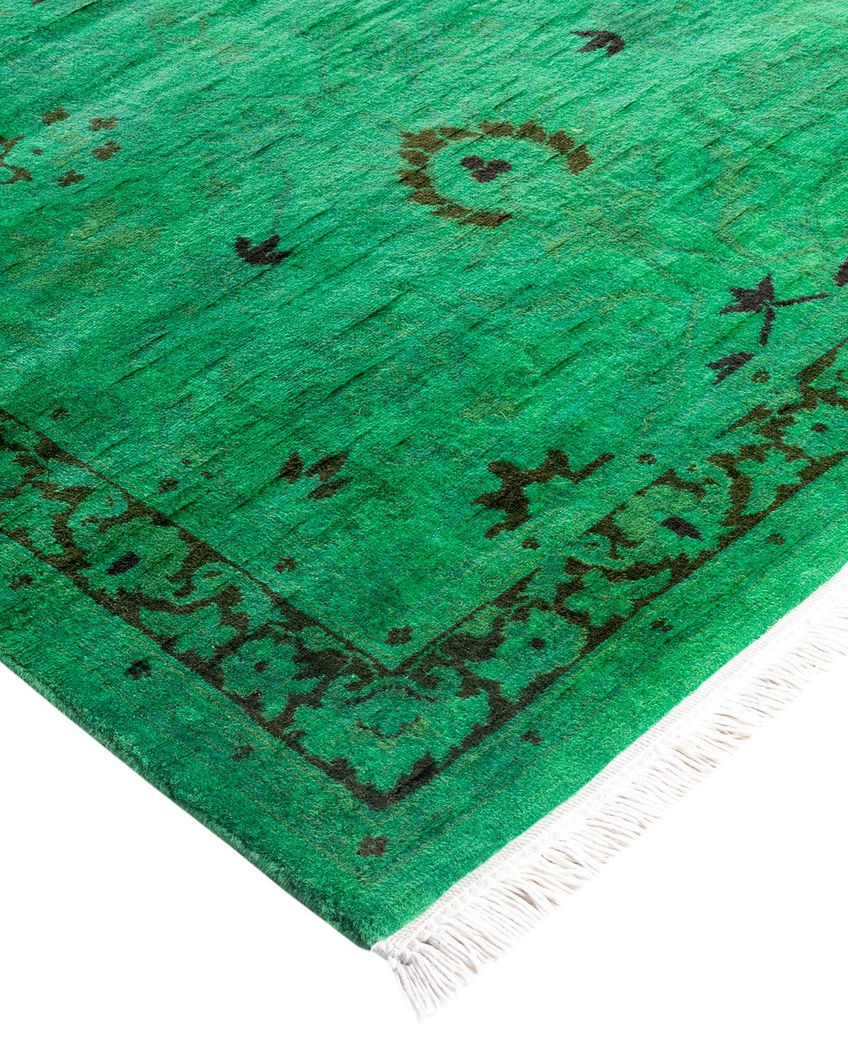Les tapis Vibrance incarnent le classique avec une touche d'originalité : des motifs traditionnels surteints dans des couleurs éclatantes. Chaque tapis noué à la main est lavé dans une teinture botanique 100 % naturelle qui révèle les nuances