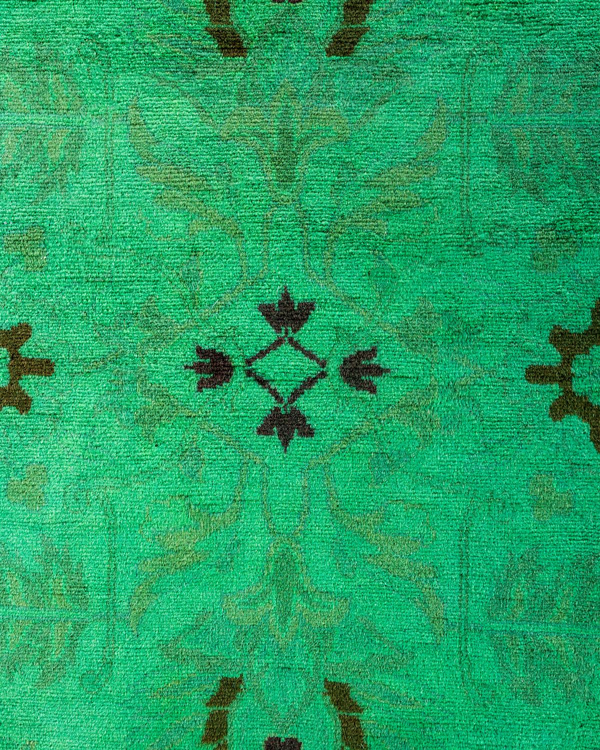 Pakistanais Chemin de table contemporain en laine fine nouée à la main, de couleur verte en vente