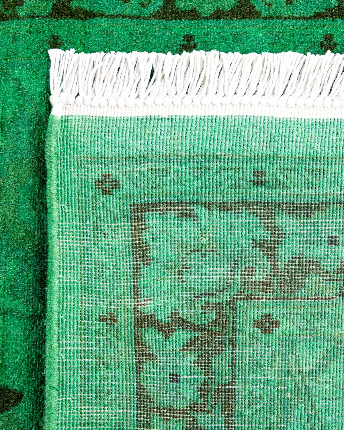 XXIe siècle et contemporain Chemin de table contemporain en laine fine nouée à la main, de couleur verte en vente